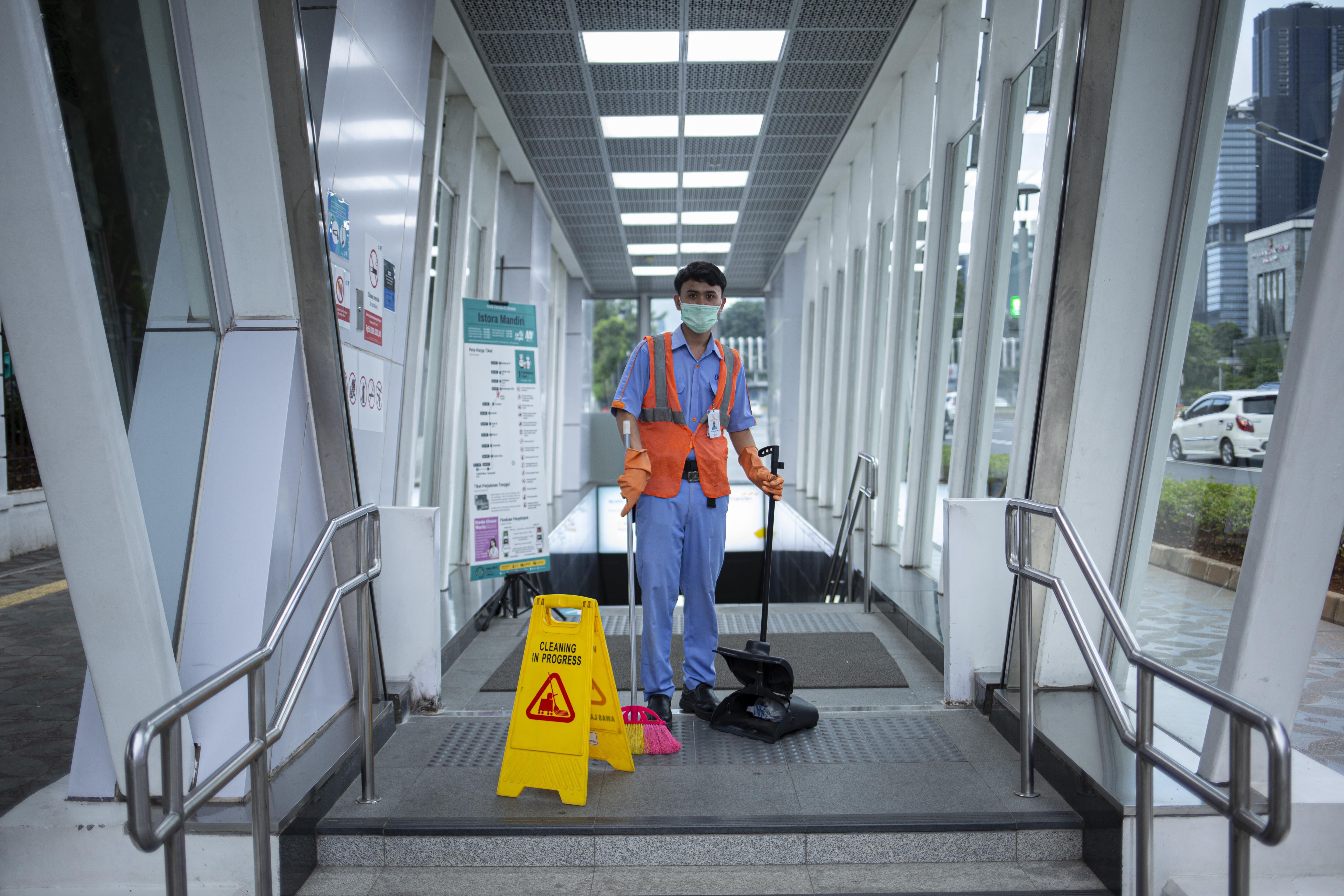 Renaldi (20), merupakan petugas kebersihan Stasiun MRT yang harus tetap menjaga kebersiahan ditengah pendemi.