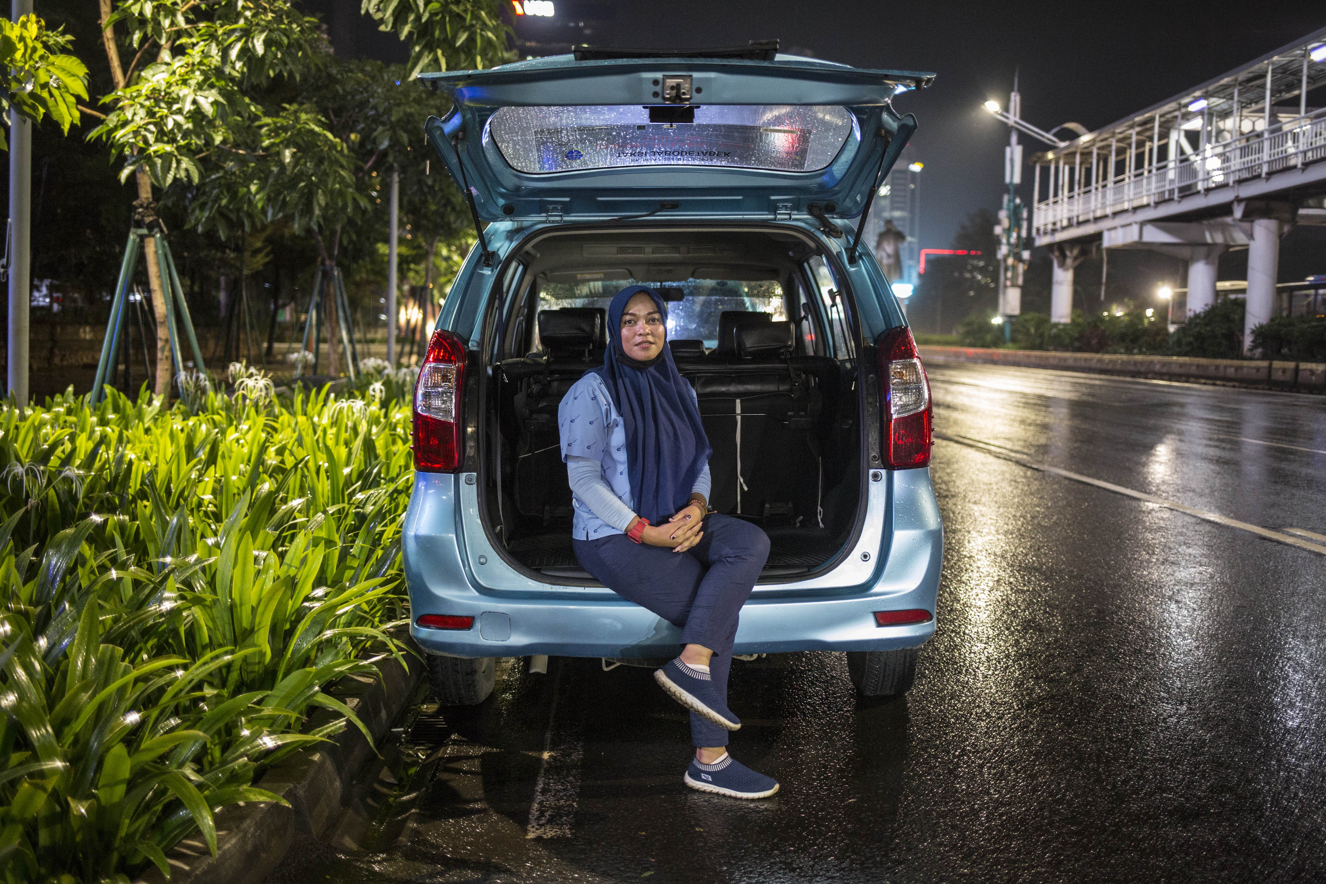 Nurjanah (38), Ibu dua orang anak yang bekerja sehari-hari sebagai supir taxi yang tetap mengaspal di jalanan ibu kota untuk menafkahi keluarga dirumah. Adanya pandemi ini penghasilan Nurjanah terus merosot tidak seperti biasanya.