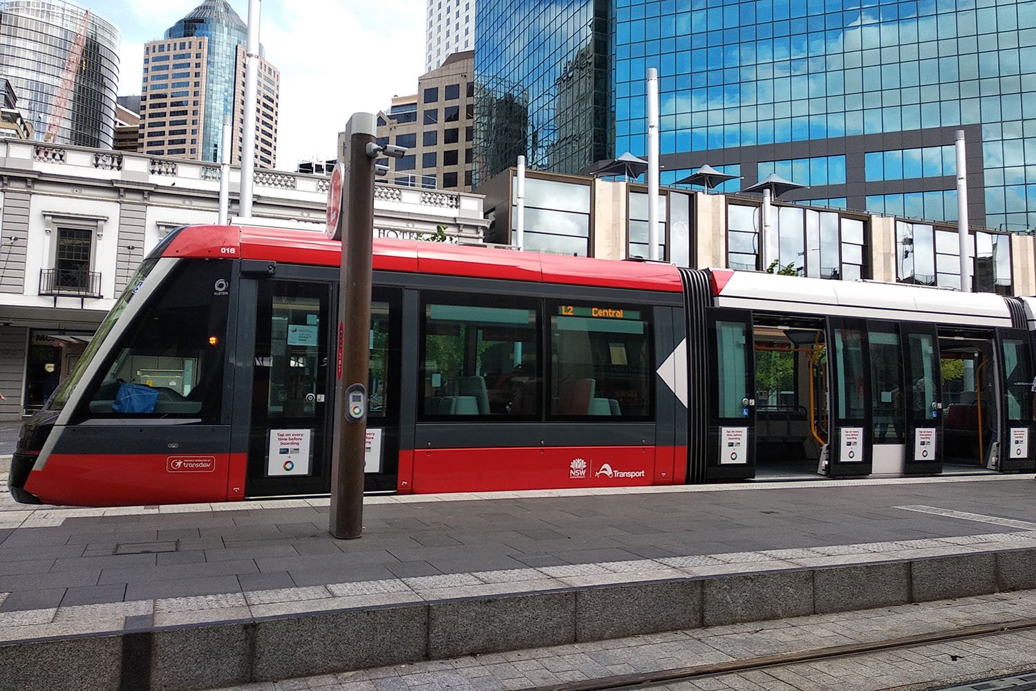 Stasiun LRT Circular Quay. LRT merupakan moda transportasi favorit untuk menjelajah tujuan wisata dan pusat perbelanjaan di jantung Sydney.