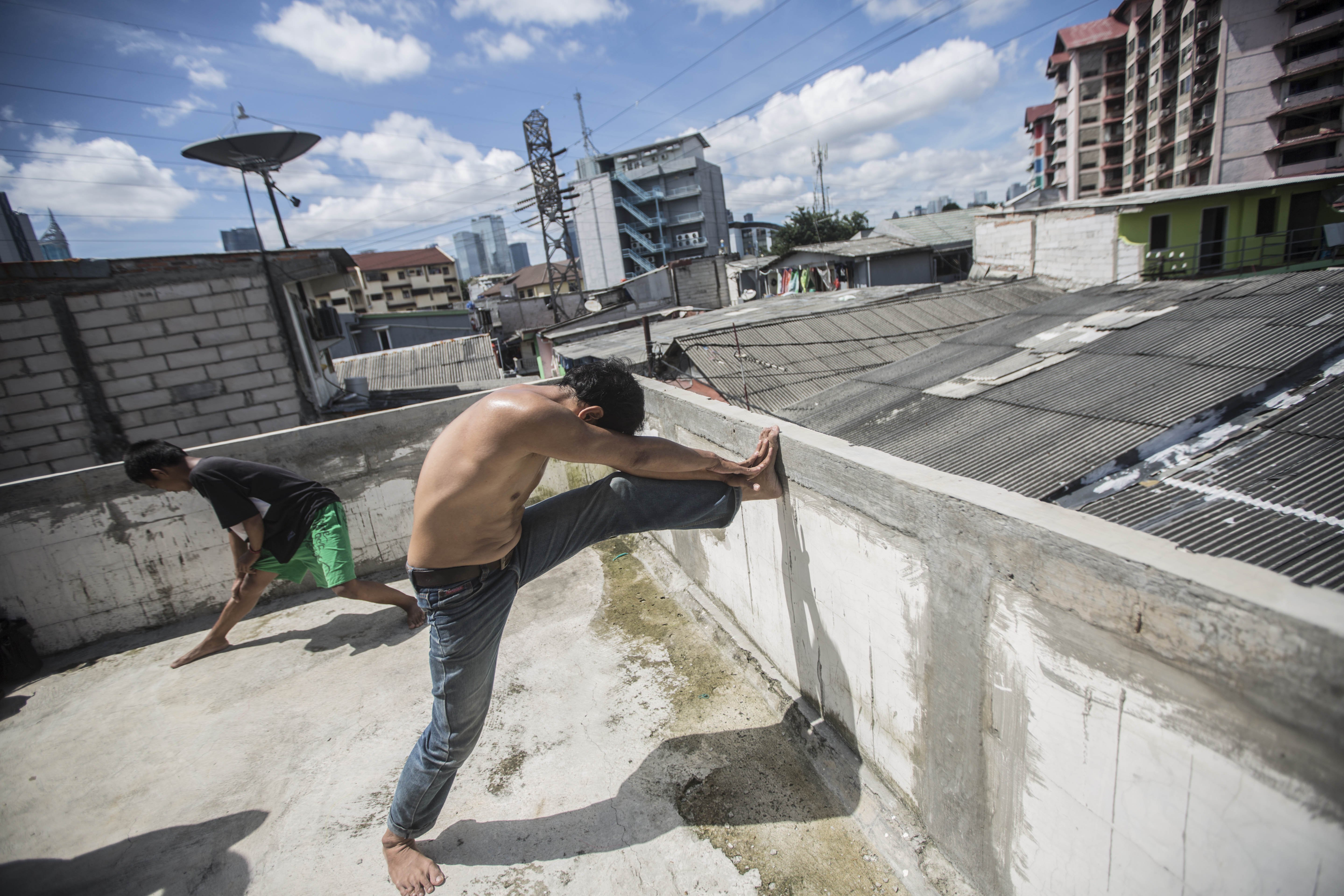 Sejumlah warga berjemur di balkon kawasan pemukiman Penjompongan, Jakarta Pusat, Selasa (7/4/2020). Berjemur diri di bawah sinar matahari di antara pukul 08.00 WIB-11.00 WIB dipercaya warga salah satu upaya yang paling sederhana untuk menjaga kesehatan selama wabah virus corona.