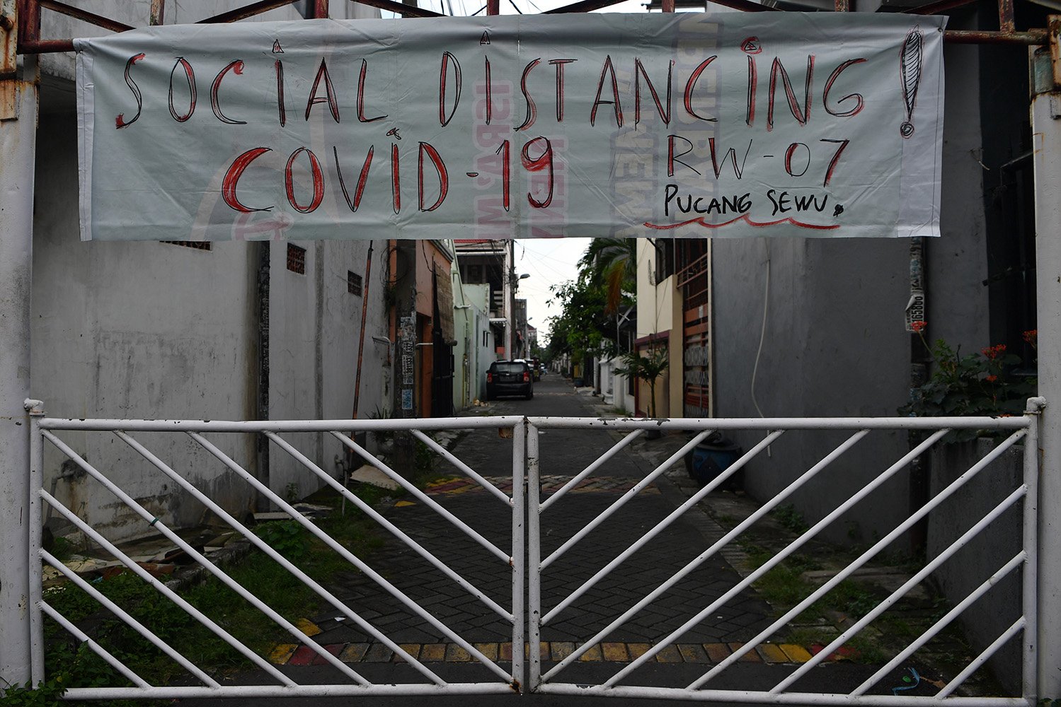 Suasana depan pintu masuk Kampung Pucang Sewu yang melakukan karantina wilayah, Surabaya, Jawa Timur. Karantina wilayah tersebut dilakukan oleh warga di kampung itu guna mencegah penyebaran Virus Corona (COVID-19). 