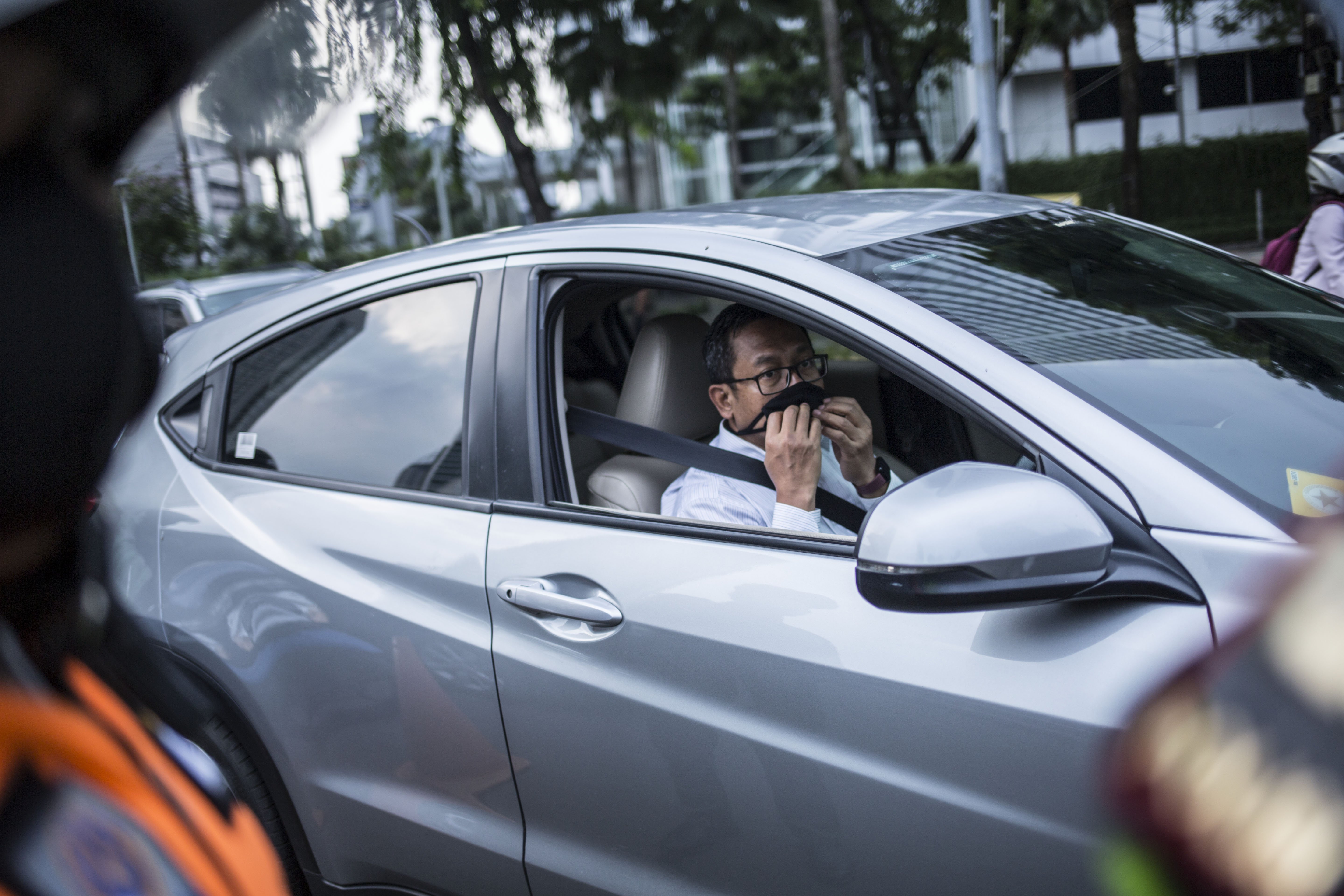 Petugas menghimbau pengendara mobil saat pemeriksaan kepatuhan Pembatasan Sosial Bersekala Besar (PSBB) di Kawasan Bunderan HI, Jakarta Pusat, Senin (14/4/2020). Pemeriksaan Tersebut untuk memastikan setiap pengendara mobil dan motor mematuhi aturan PSBB yang diterapkan di DKI Jakarta.