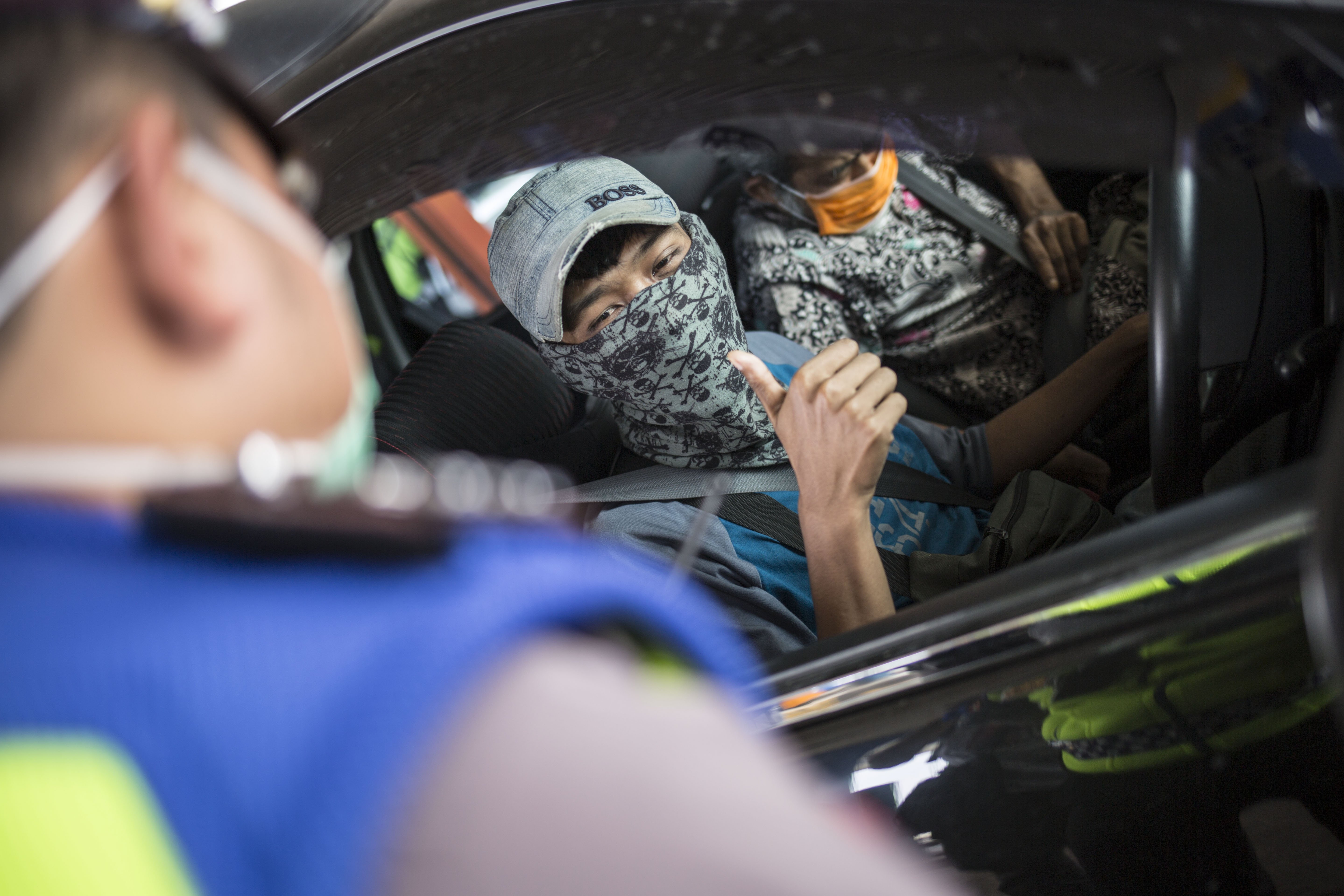 Petugas menghimbau pengendara mobil saat pemeriksaan kepatuhan Pembatasan Sosial Bersekala Besar (PSBB) di Kawasan Bunderan HI, Jakarta Pusat, Senin (14/4/2020). Pemeriksaan Tersebut untuk memastikan setiap pengendara mobil dan motor mematuhi aturan PSBB yang diterapkan di DKI Jakarta.