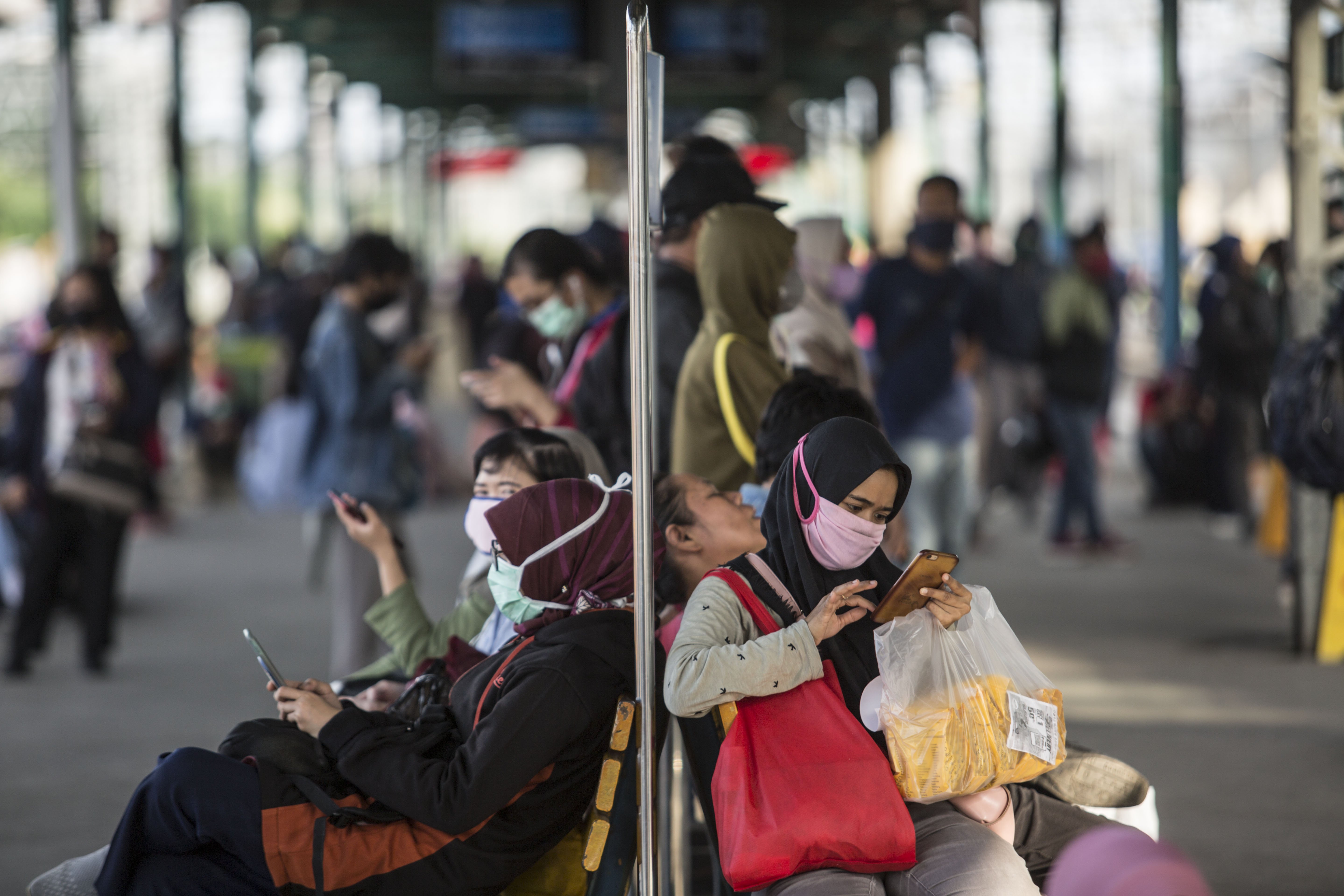 Sejumlah penumpang KRL menunggu kedatangan kereta di Stasiun Manggarai, Jakarta Pusat, Selasa (14/4/2020). Semenjak pemberlakuan Pembatasan Sosial Bersekala Besar (PSBB) di DKI Jakarta pada 10 April 2020, warga pengguna moda transportasi KRL masih terpantau ramai.