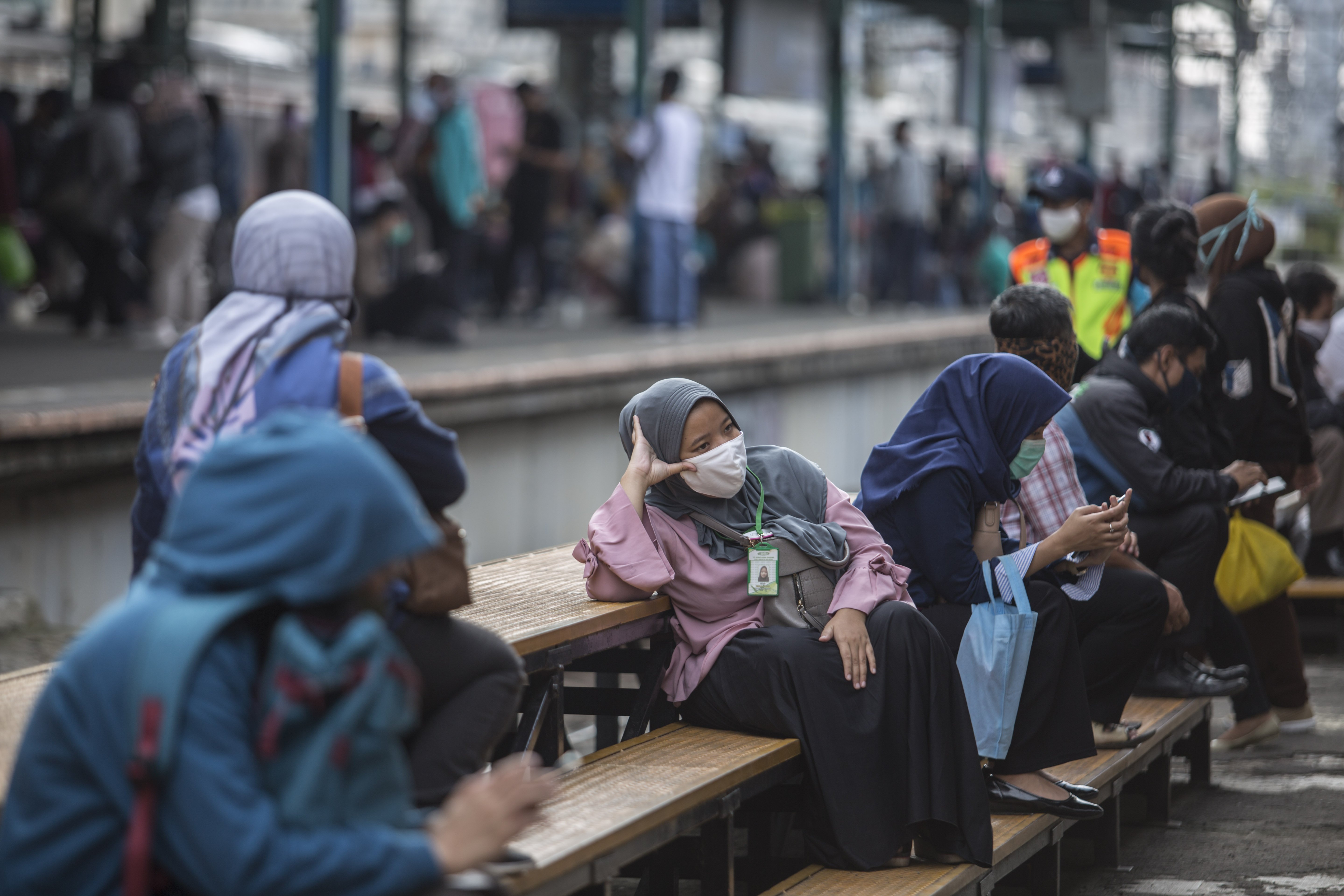 Sejumlah penumpang KRL menunggu kedatangan kereta di Stasiun Manggarai, Jakarta Pusat, Selasa (14/4/2020). Semenjak pemberlakuan Pembatasan Sosial Bersekala Besar (PSBB) di DKI Jakarta pada 10 April 2020, warga pengguna moda transportasi KRL masih terpantau ramai.