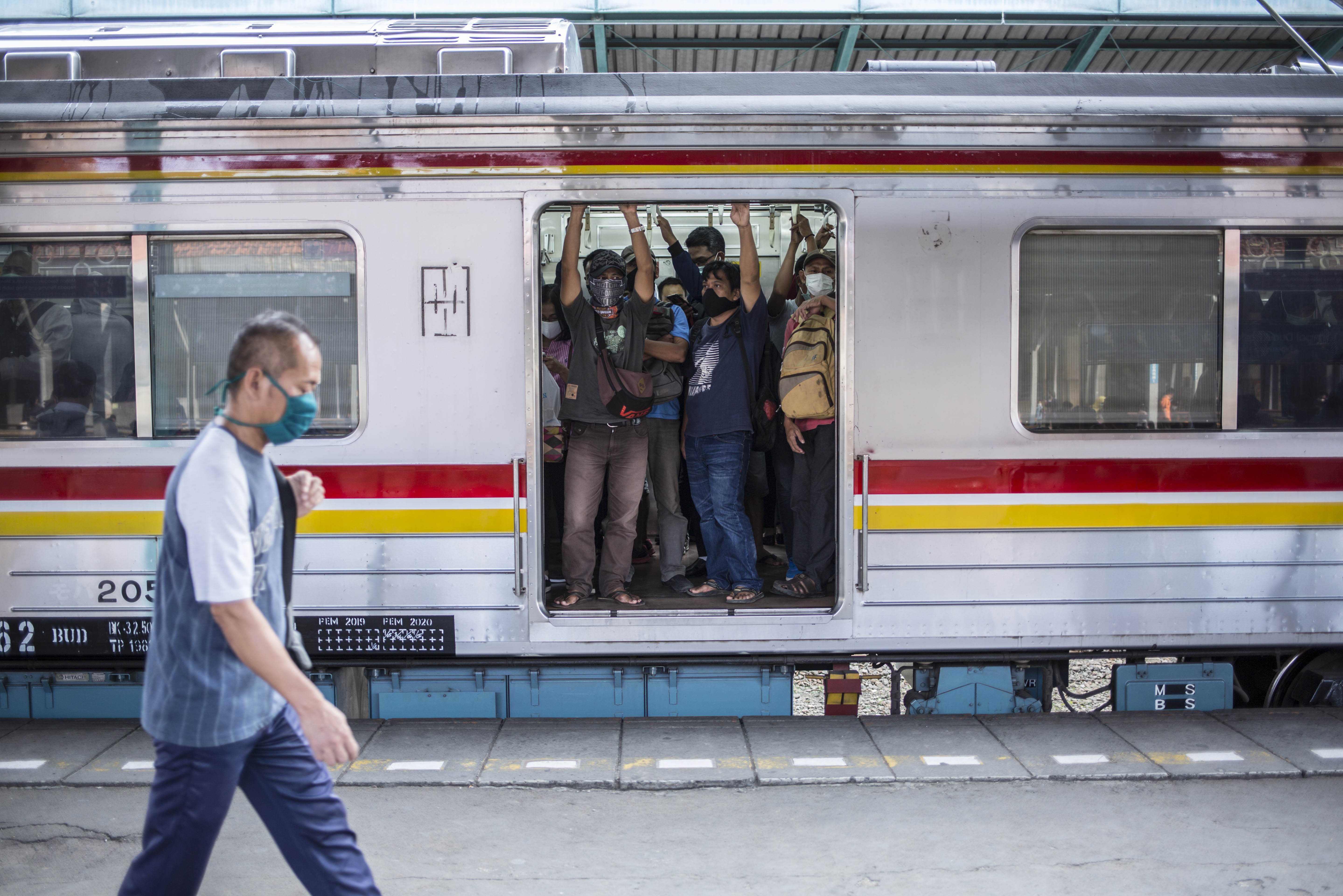Penumpang KRL di Stasiun Manggarai, Jakarta Pusat, Selasa (14/4/2020). Semenjak pemberlakuan Pembatasan Sosial Bersekala Besar (PSBB) di DKI Jakarta pada 10 April 2020, warga pengguna moda transportasi KRL masih terpantau ramai.