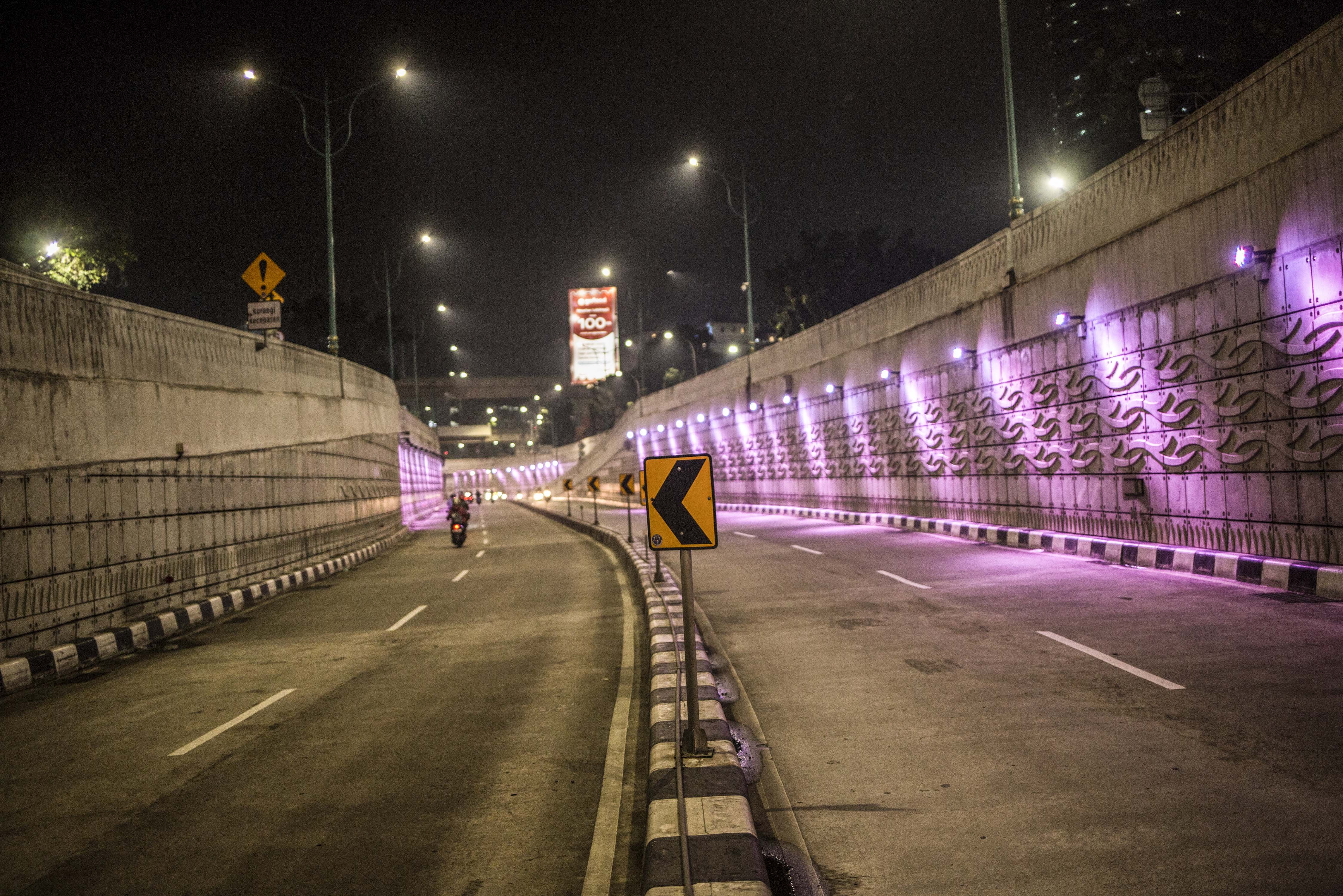 Kendaraan melins underpas Mampang Prapatan, Jakarta Selatan, Selasa (14/4/2020). Pemberlakuan Pembatasan Sosial Bersekala Besar (PSBB) membuat jalan protokol Jakarta tampak lenggang.