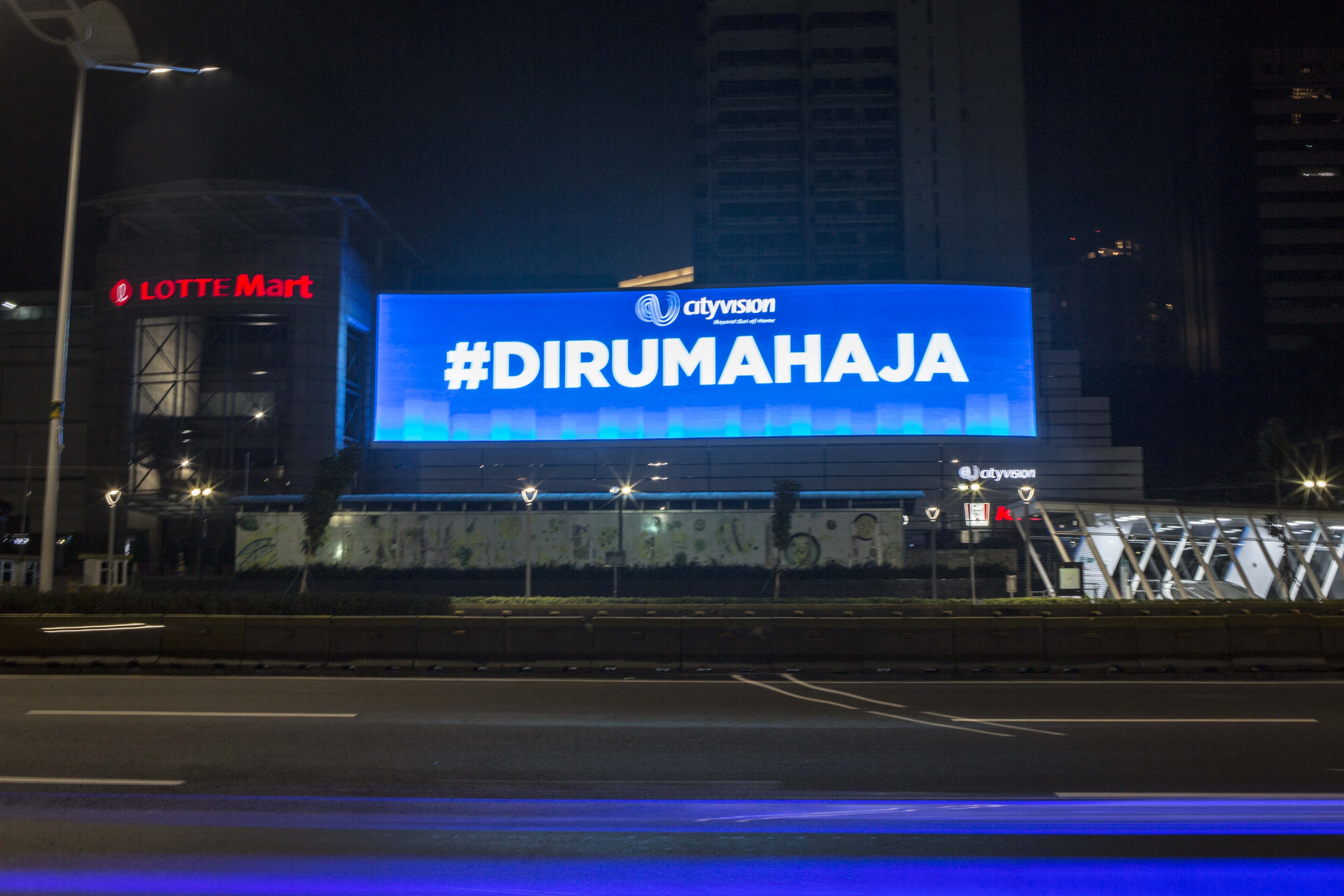 Video tron #dirumahaja terpasang di Kawasan Sudirman-Thamrin, Jakarta Pusat, Selasa (14/4/2020).