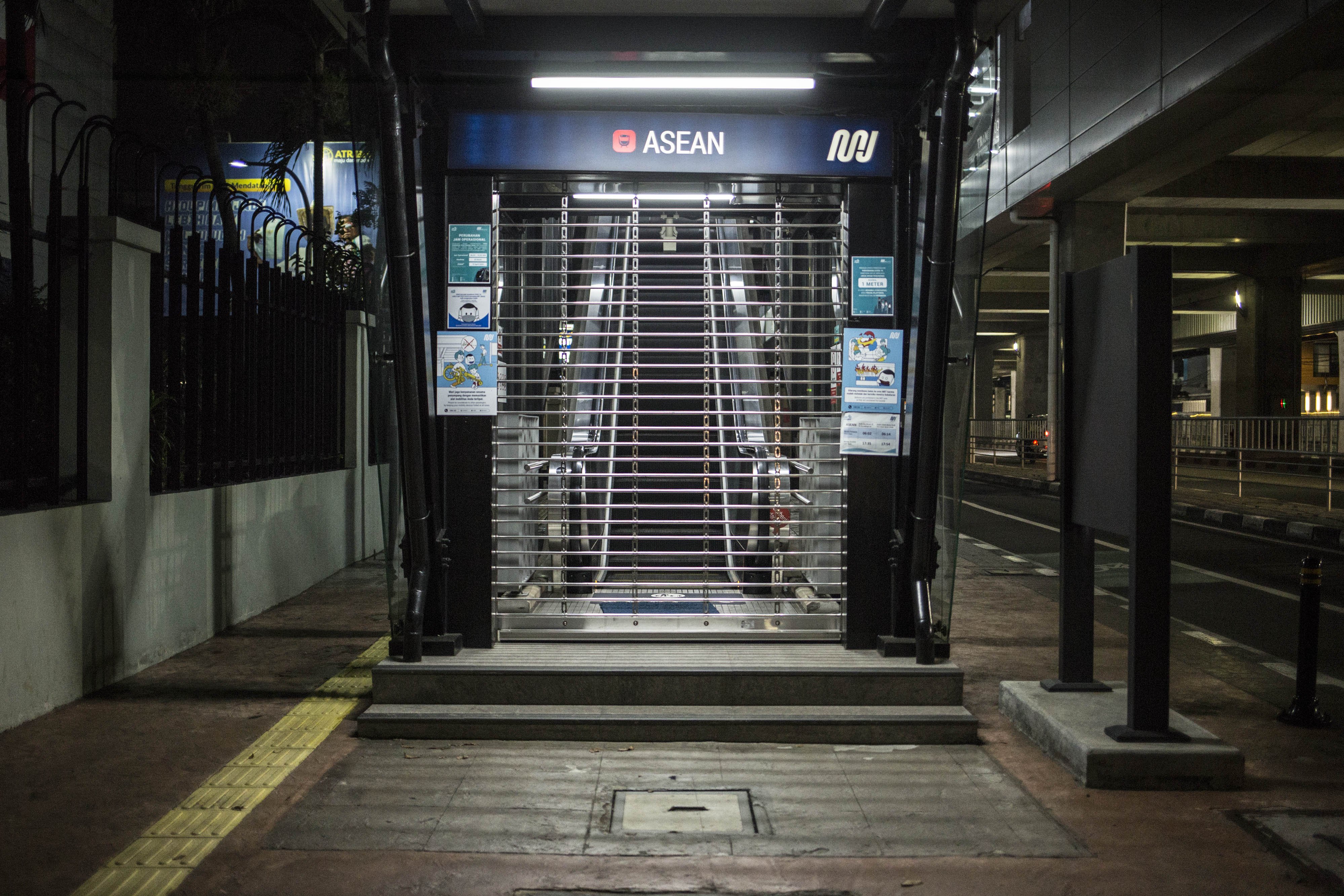Suasana Stasiun MRT Asean, Jakarta Selatan, yang telah tutup dikarenakan adanya Pembatasan Sosial Bersekala Besar.