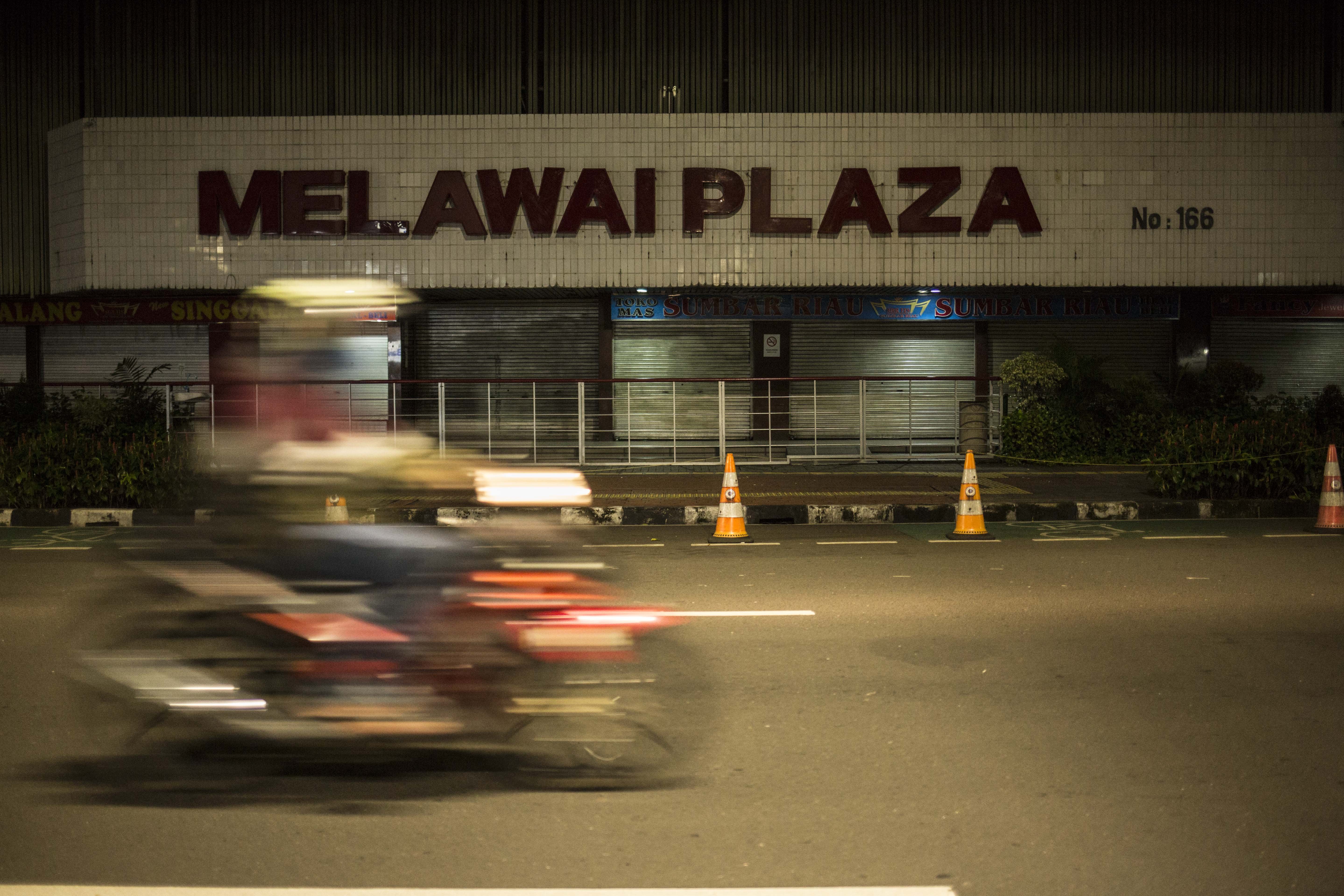 Pengendara melintas di Jalan Melawai, Jakarta Selatan, Selasa (14/4/2020)/