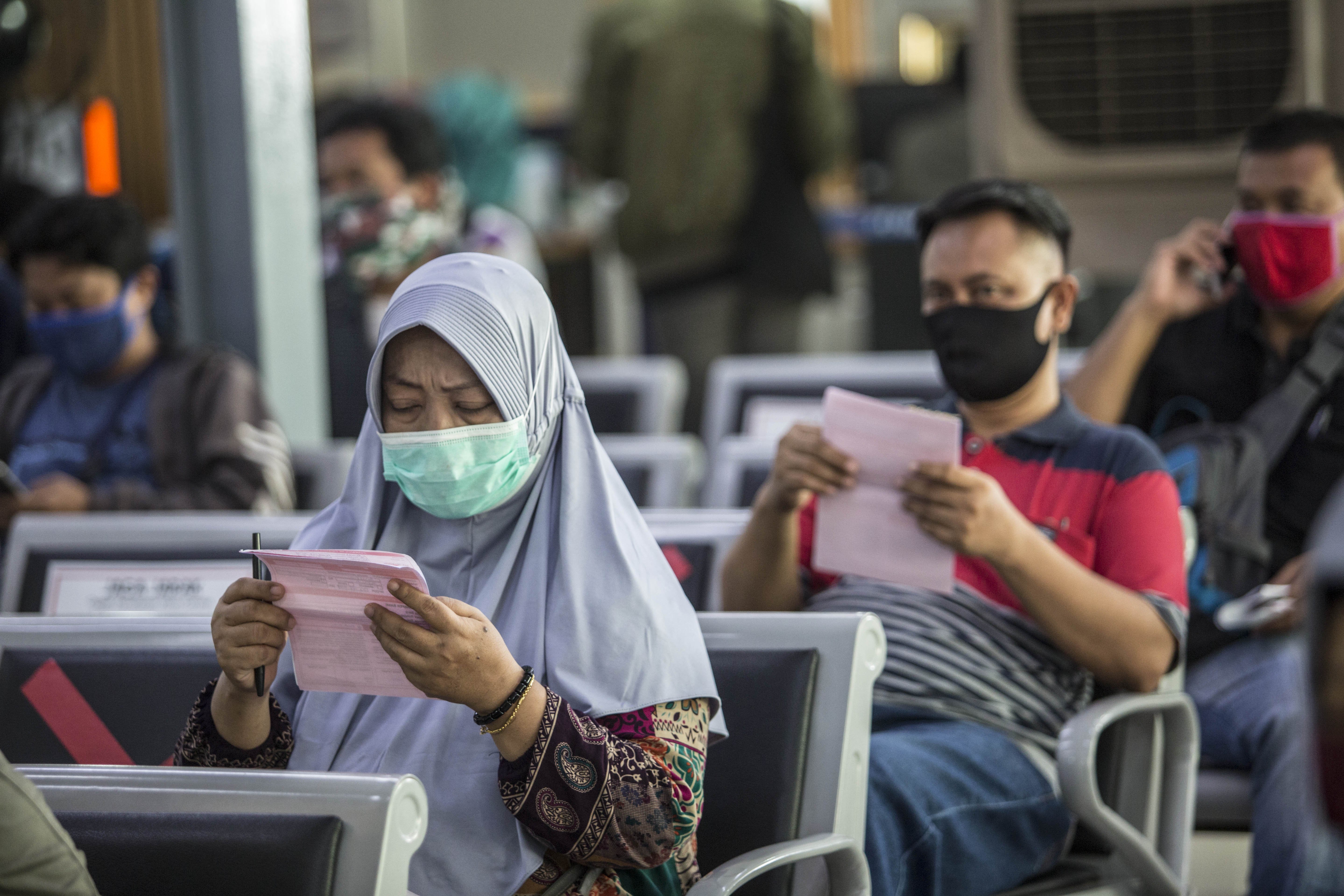 Calon penumpang antre untuk melakukan pembatalan tiket kereta di Stasiun Pasar Senen, Jakarta, Kamis (23/4/2020). Terkait dengan larangan mudik 2020, PT Kereta Api Indonesia akan melayani pembatalan tiket kereta dengan pengembalian dana 100 persen bagi penumpang, pembatalan dapat dilakukan hingga 30 April 2020.