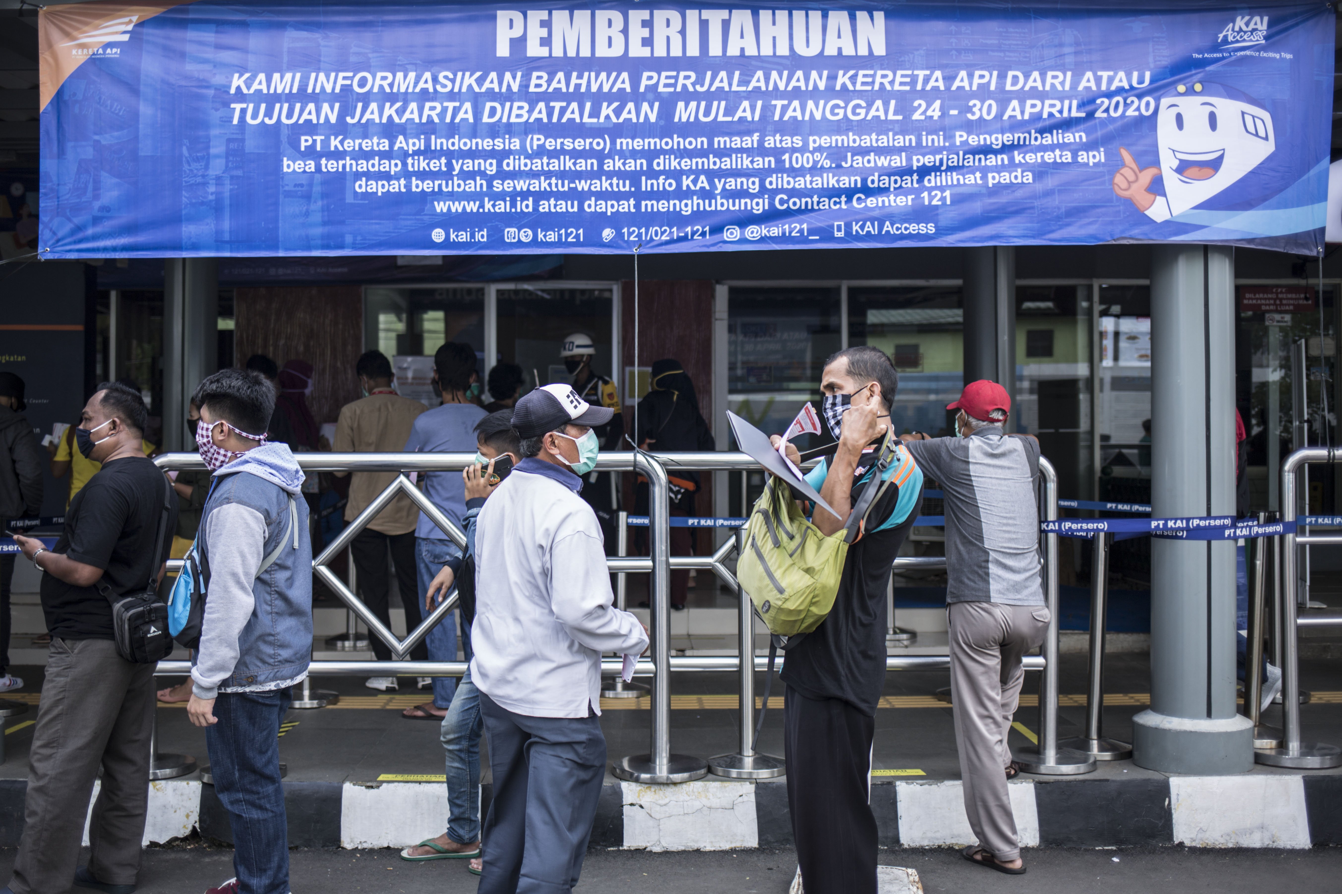 Calon penumpang antre untuk melakukan pembatalan tiket kereta di Stasiun Pasar Senen, Jakarta, Kamis (23/4/2020). Terkait dengan larangan mudik 2020, PT Kereta Api Indonesia akan melayani pembatalan tiket kereta dengan pengembalian dana 100 persen bagi penumpang, pembatalan dapat dilakukan hingga 30 April 2020.