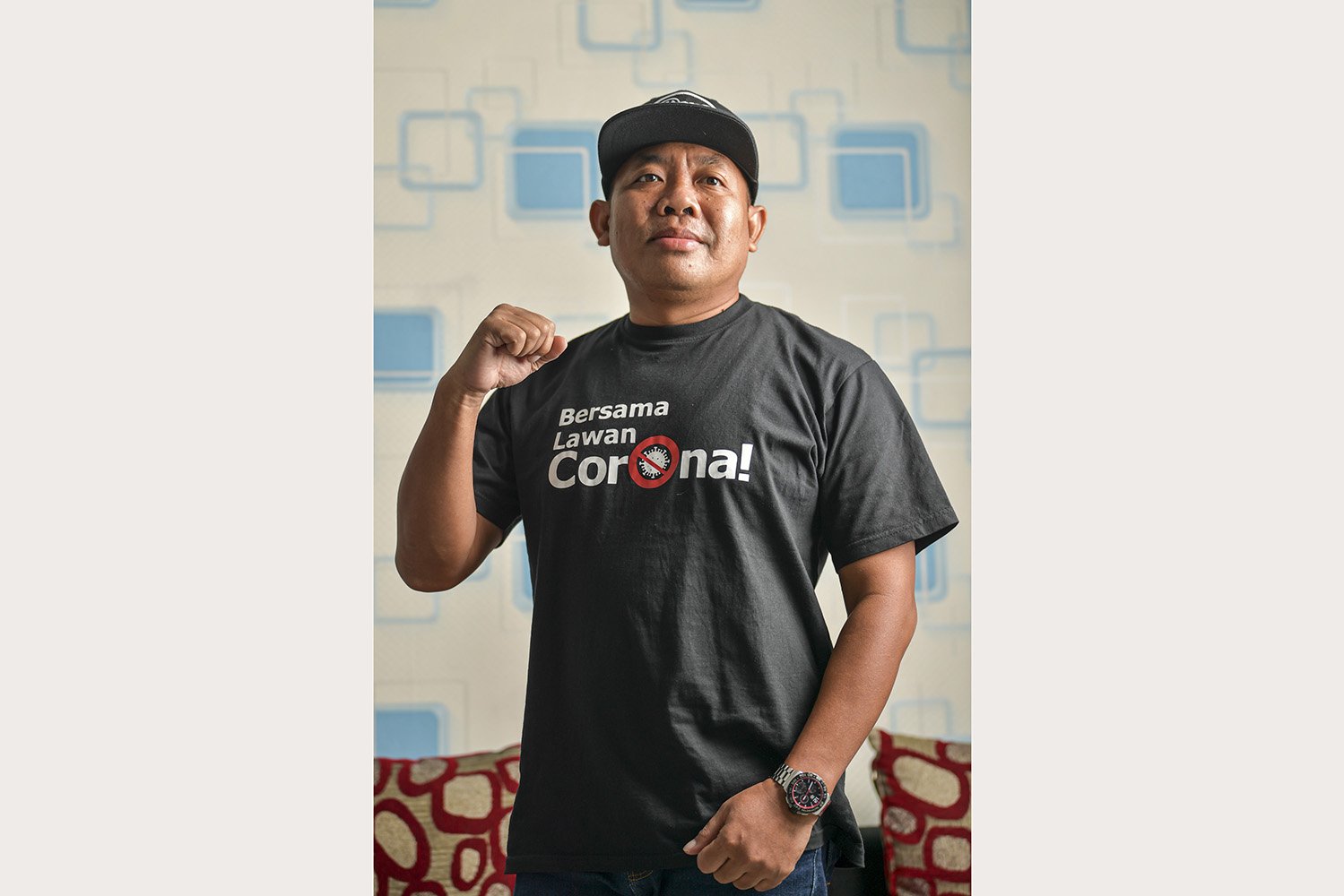Arif Rahman Hakim (50) berpose di kediamannya di Bekasi, Jawa Barat. Pasien 01 Kota Bekasi tersebut menjalani perawatan di RS Mitra Keluarga, Bekasi Timur, sejak (10/3) hingga (30/3) dan dinyatakan negatif setelah dua kali tes swab.\r\n