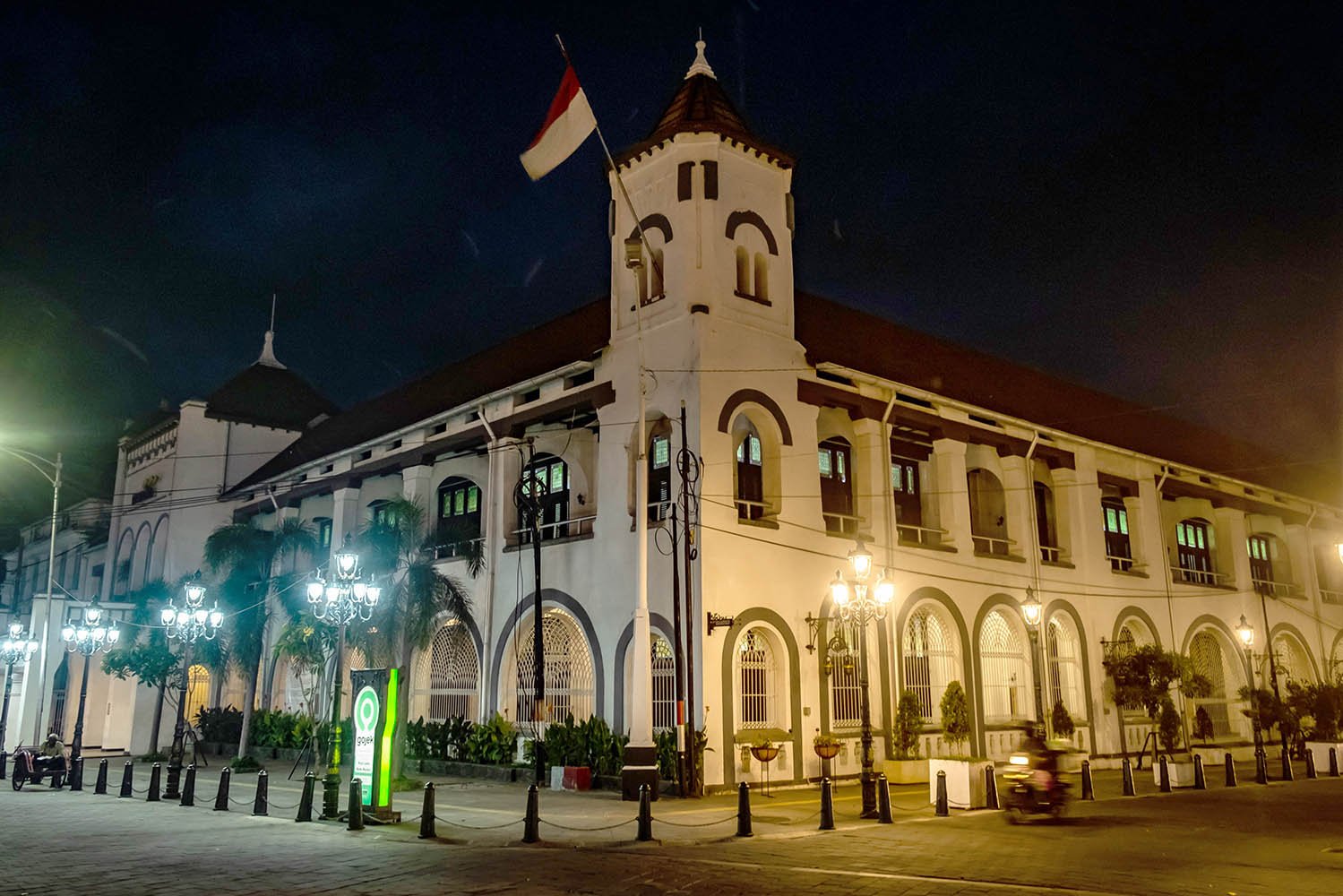 Suasana di sekitar gedung eks-perusahaan dagang Nederlandsche Handel Maatschappij (NHM) yang sepi saat menjelang senja di Kawasan Kota Lama Semarang, Jawa Tengah, Jumat (17/4/2020). 