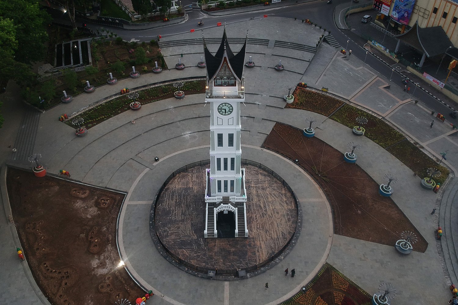 Suasana kawasan Jam Gadang yang sepi di Kota Bukittinggi, Sumatera Barat, Jumat (17/4/2020). 