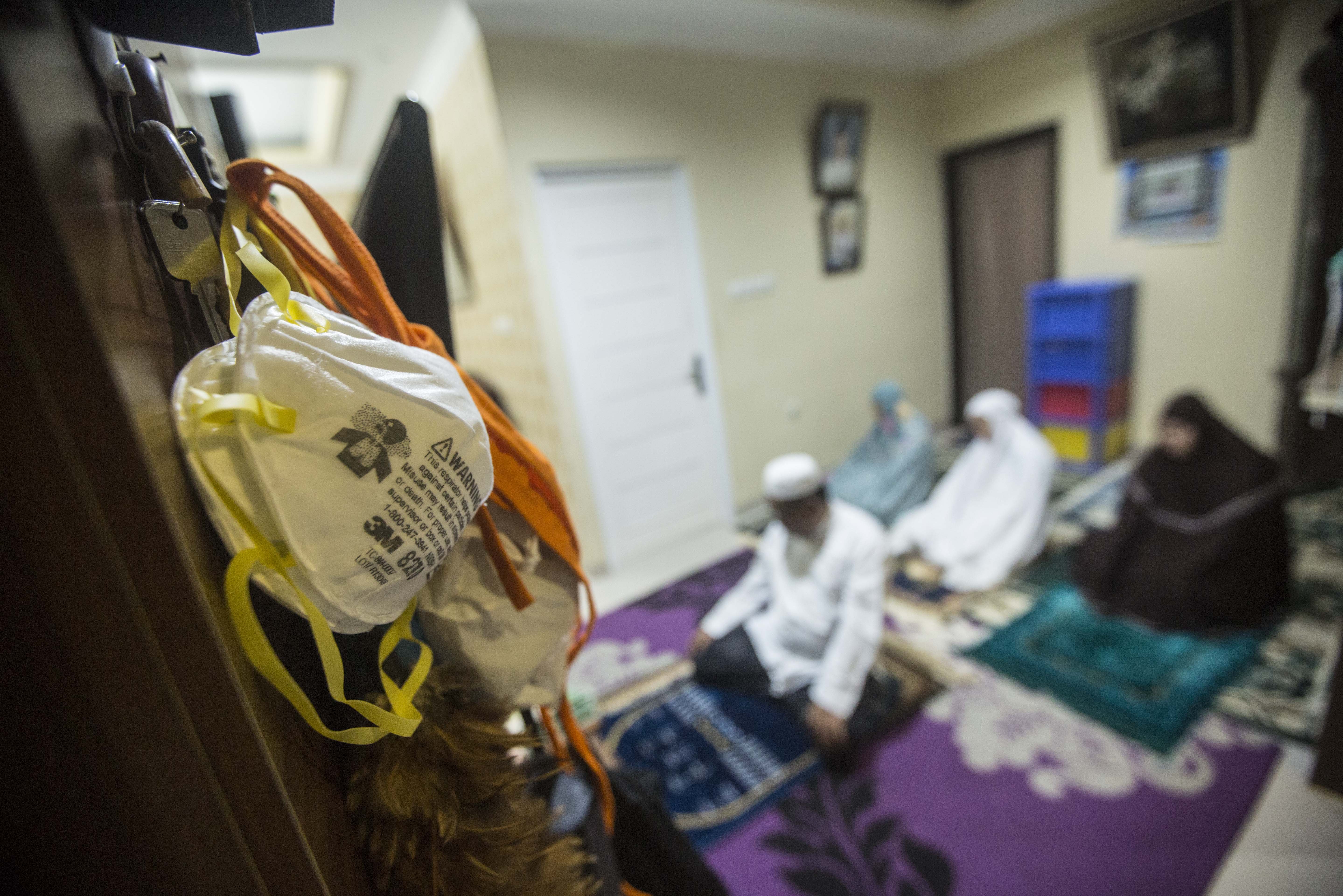 Ahmad Fauzi bersama keluarganya melaksanakan shalat tarawih di rumahnya di kawasan Jati Padang, Pasar Minggu, Jakarta Selatan, Rabu (29/4). Pemerintah mengimbau umat muslim untuk melaksanakan shalat tarawih selama bulan suci Ramadan dilakukan di rumah masing-masing saat pandemi COVID-19 guna mencegah penyebaran COVID-19.