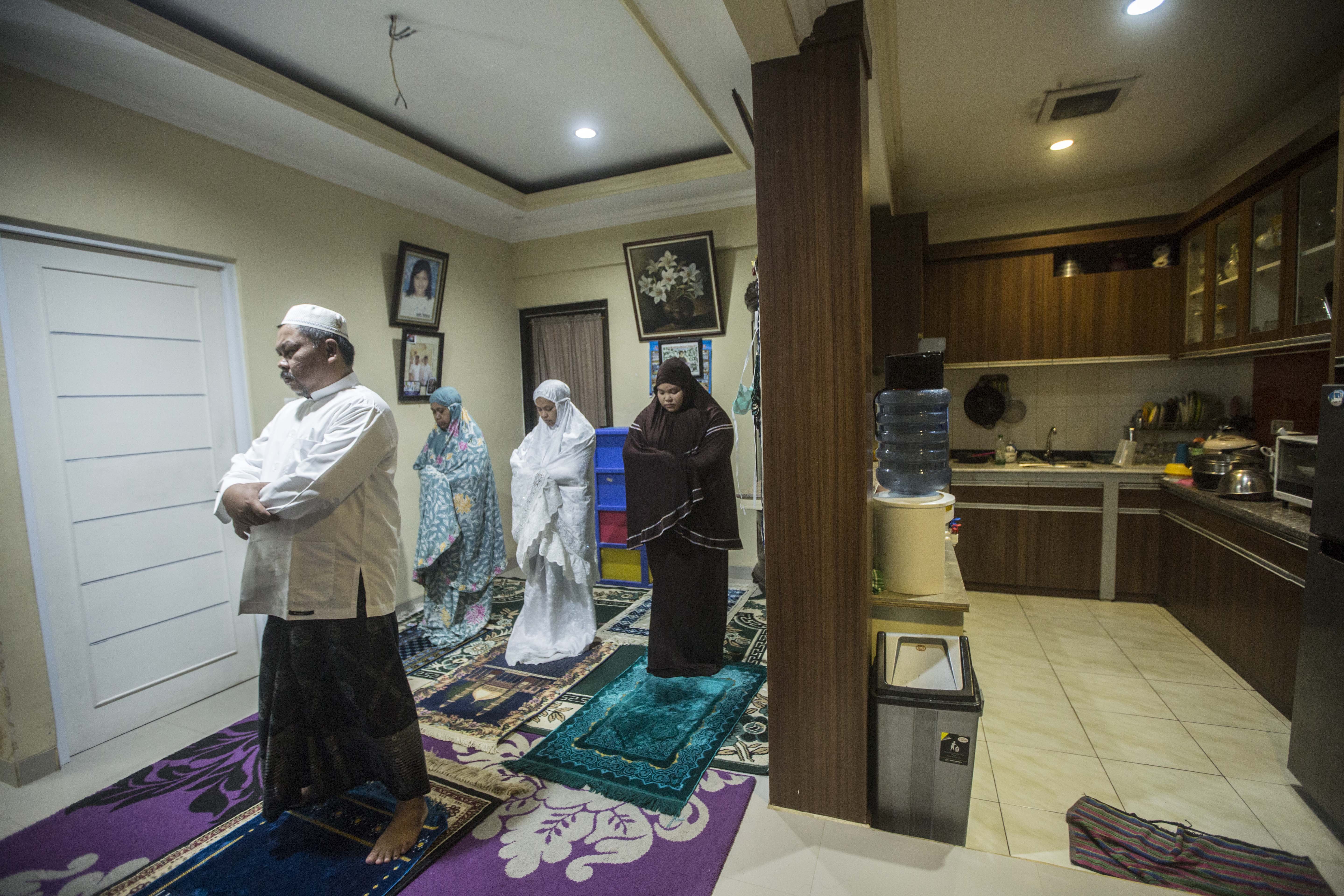 Ahmad Fauzi bersama keluarganya melaksanakan shalat tarawih di rumahnya di kawasan Jati Padang, Pasar Minggu, Jakarta Selatan, Rabu (29/4). Pemerintah mengimbau umat muslim untuk melaksanakan shalat tarawih selama bulan suci Ramadan dilakukan di rumah masing-masing saat pandemi COVID-19 guna mencegah penyebaran COVID-19.