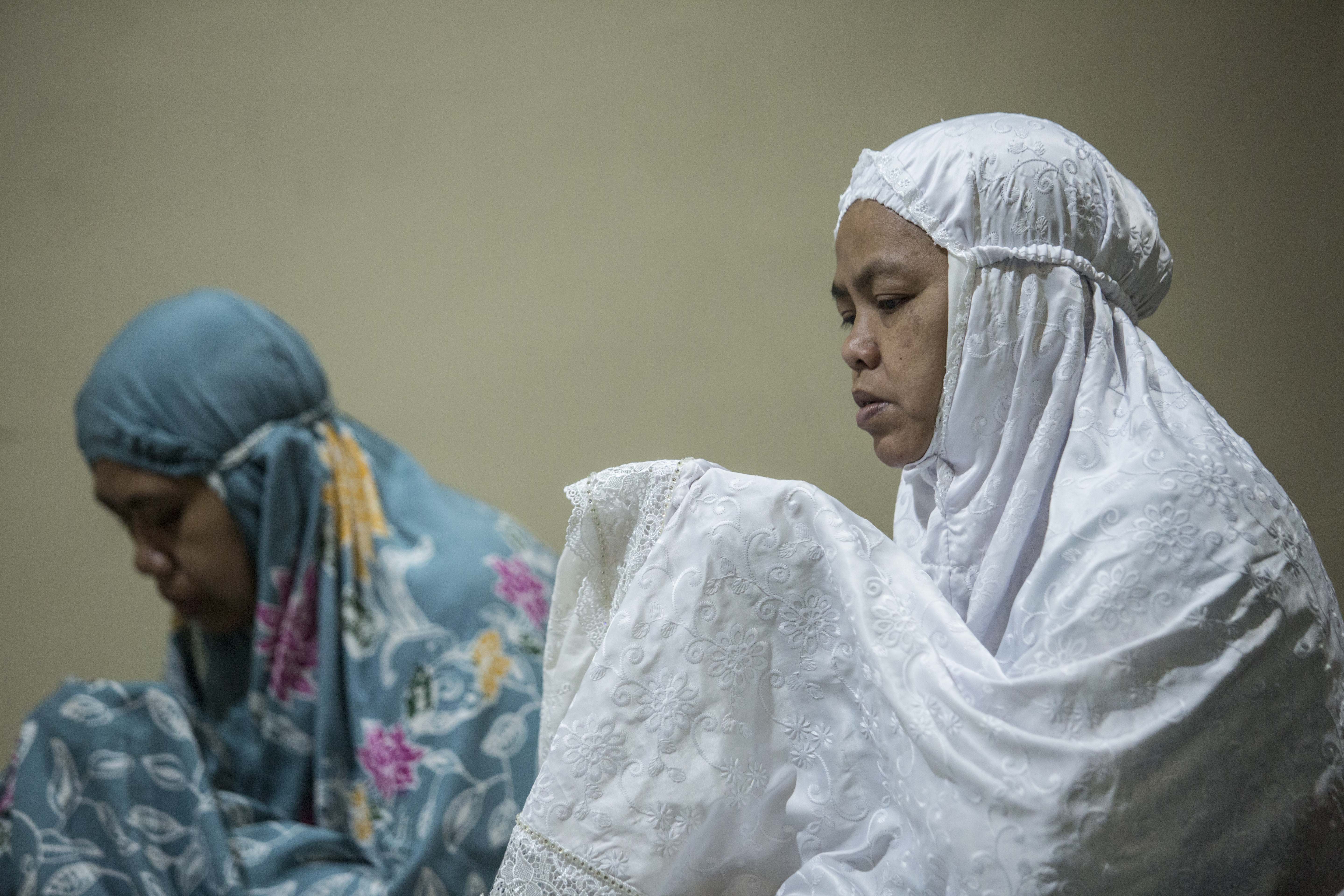 Umat muslim melaksanakan shalat tarawih di rumahnya di kawasan Jati Padang, Pasar Minggu, Jakarta Selatan, Rabu (29/4). Pemerintah mengimbau umat muslim untuk melaksanakan shalat tarawih selama bulan suci Ramadan dilakukan di rumah masing-masing saat pandemi COVID-19 guna mencegah penyebaran COVID-19.