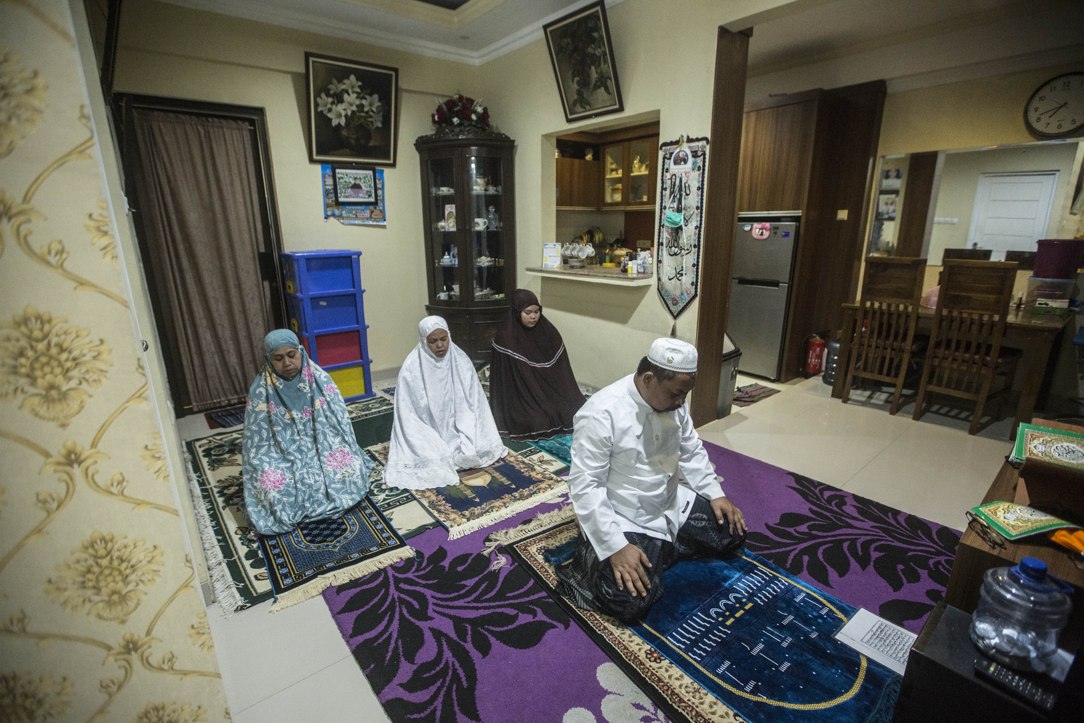 Ahmad Fauzi bersama keluarganya melaksanakan shalat tarawih di rumahnya di kawasan Jati Padang, Pasar Minggu, Jakarta Selatan, Rabu (29/4). Pemerintah mengimbau umat muslim untuk melaksanakan shalat tarawih selama bulan suci Ramadan dilakukan di rumah masing-masing saat pandemi COVID-19 guna mencegah penyebaran COVID-19.