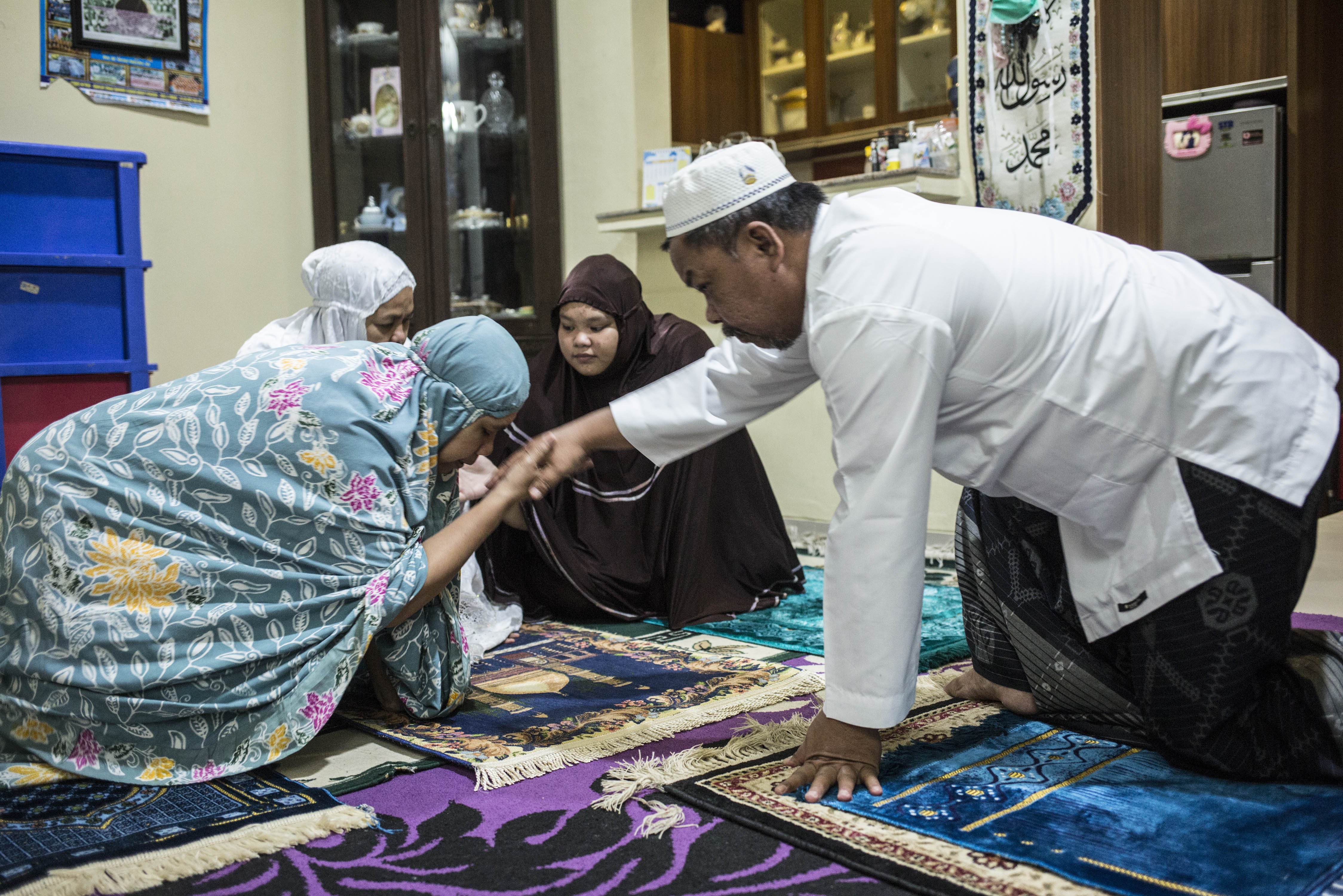 Ahmad Fauzi bersama keluarganya melaksanakan shalat tarawih di rumahnya di kawasan Jati Padang, Pasar Minggu, Jakarta Selatan, Rabu (29/4). Pemerintah mengimbau umat muslim untuk melaksanakan shalat tarawih selama bulan suci Ramadan dilakukan di rumah masing-masing saat pandemi COVID-19 guna mencegah penyebaran COVID-19.