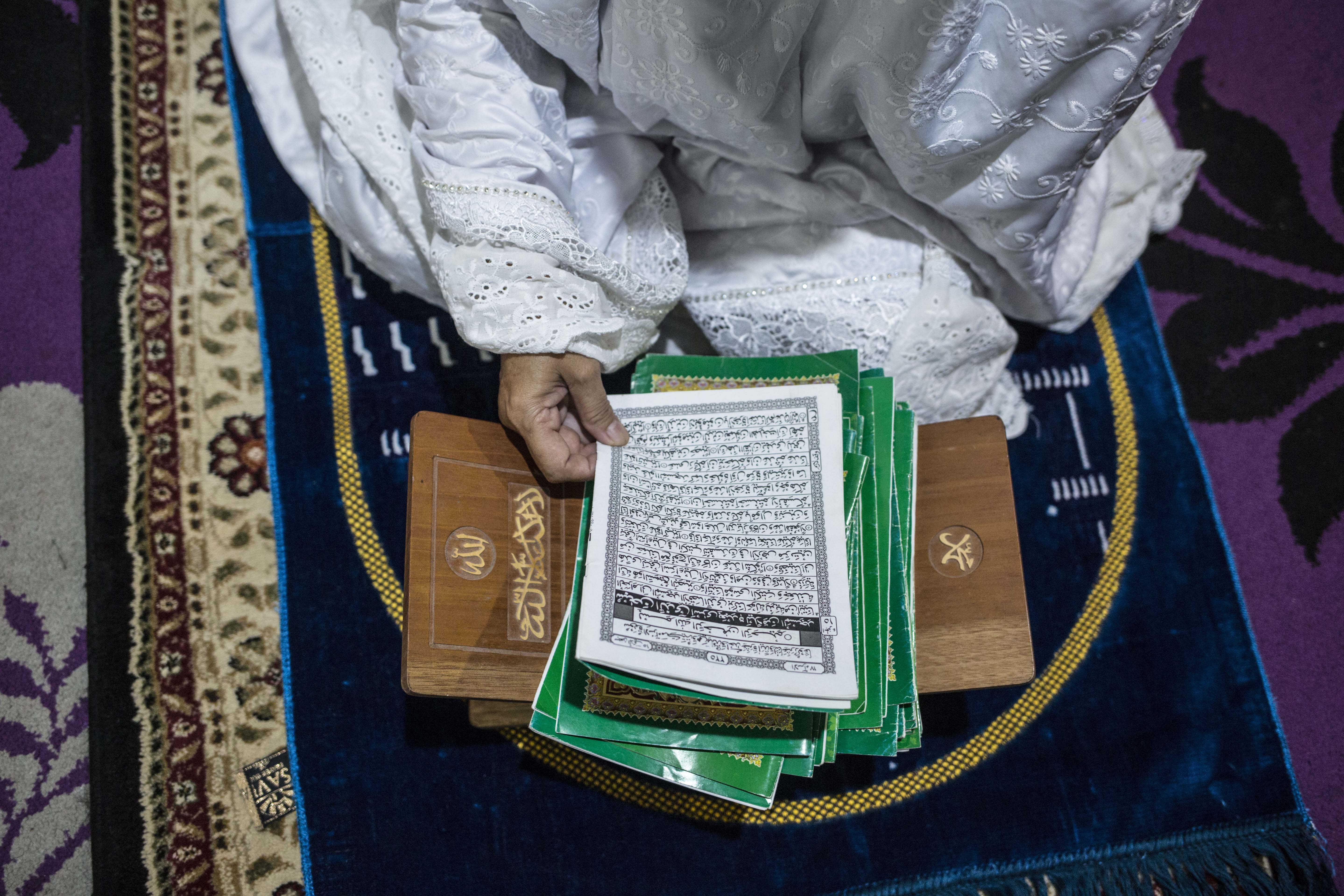 Umat muslim membaca Al-Quran di rumahnya di kawasan Jati Padang, Pasar Minggu, Jakarta Selatan, Rabu (29/4). Pemerintah mengimbau umat muslim untuk melaksanakan shalat tarawih selama bulan suci Ramadan dilakukan di rumah masing-masing saat pandemi COVID-19 guna mencegah penyebaran COVID-19.