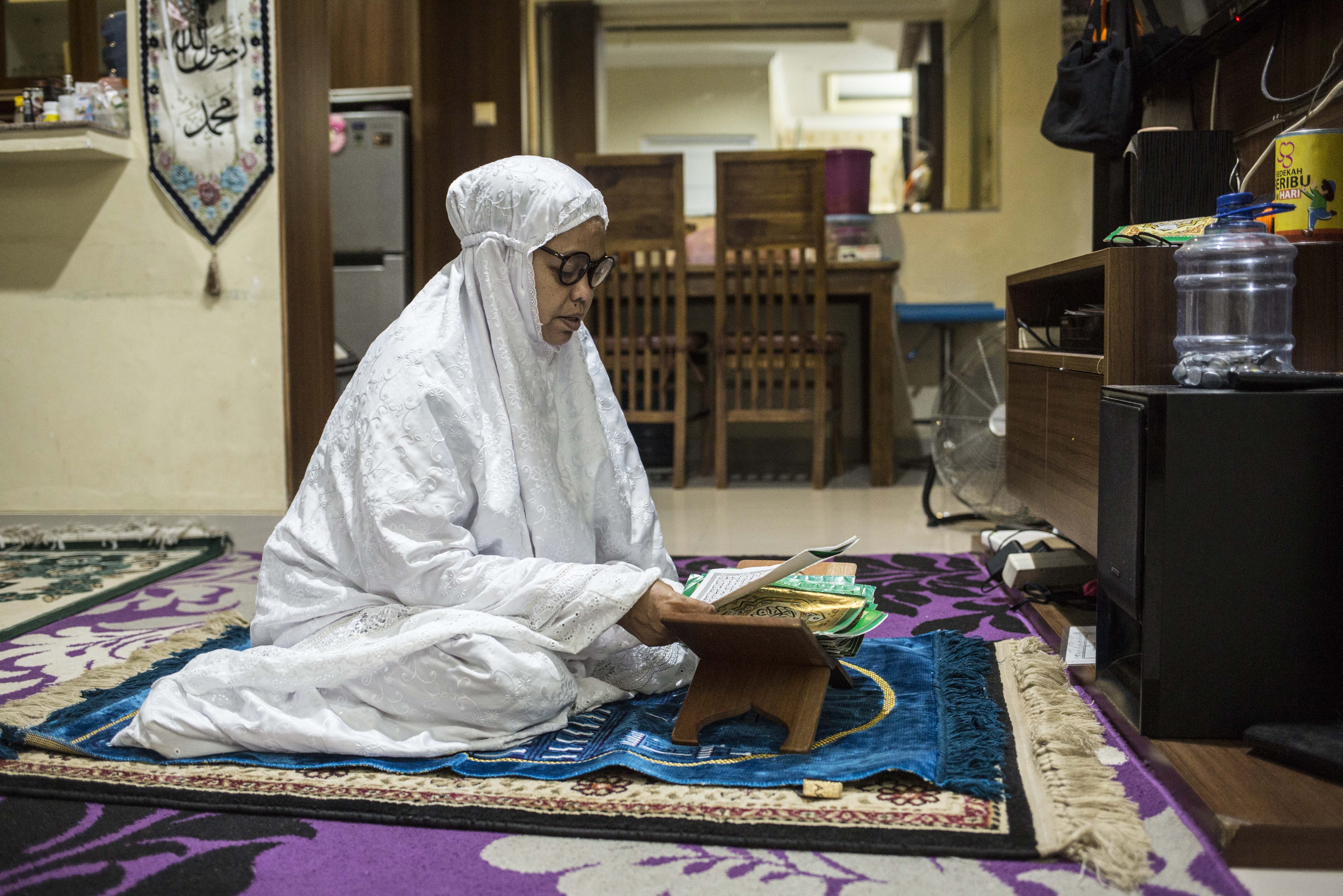 Umat muslim membaca Al-Quran di rumahnya di kawasan Jati Padang, Pasar Minggu, Jakarta Selatan, Rabu (29/4). Pemerintah mengimbau umat muslim untuk melaksanakan shalat tarawih selama bulan suci Ramadan dilakukan di rumah masing-masing saat pandemi COVID-19 guna mencegah penyebaran COVID-19.