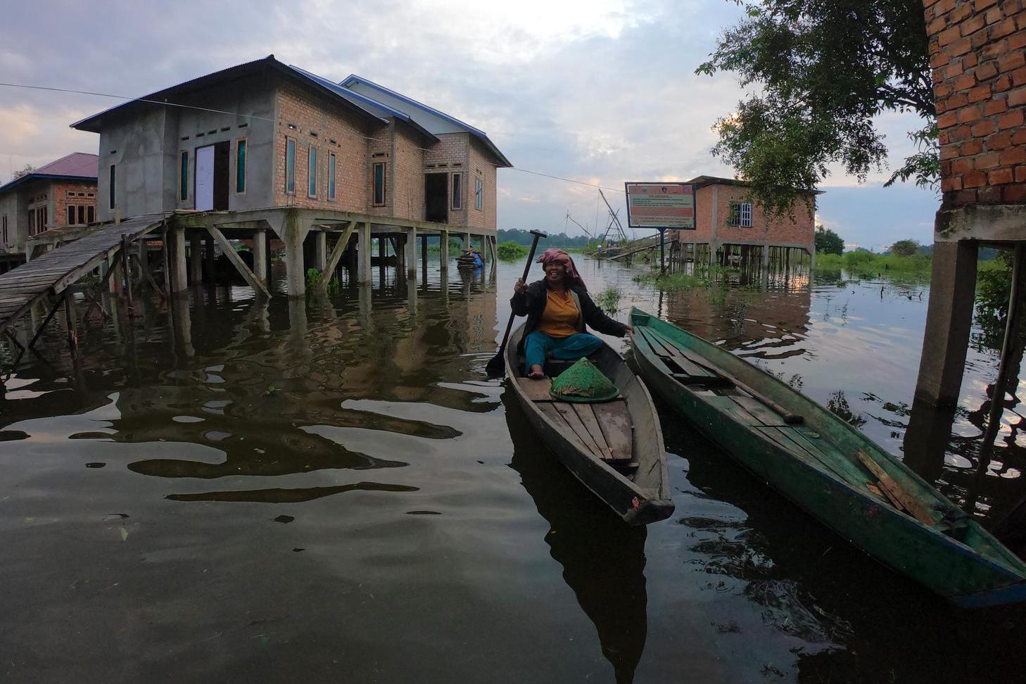 Warga mendayung perahu di permukiman sekitar rumahnya yang terendam banjir di Buluran Kenali, Telanaipura, Jambi, Sabtu (2/5/2020). Sejumlah titik di permukiman daerah itu terendam banjir luapan Sungai Batanghari yang terus meninggi dalam tiga hari terakhir akibat meningkatnya intensitas hujan di kawasan hulu.