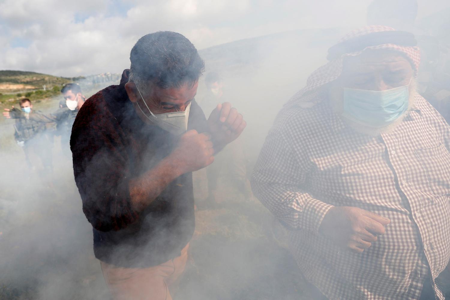 Mohamad Torokman Pendemo asal Palestina bereaksi di hadapan tentara Israel saat aksi protes menentang pemukiman Israel, ditengah kekhawatiwan akan penyebaran penularan virus corona (COVID-19) deka Nablus, wilayah pendudukan Israel, Tepi Barat, Sabtu (2/5/2020).