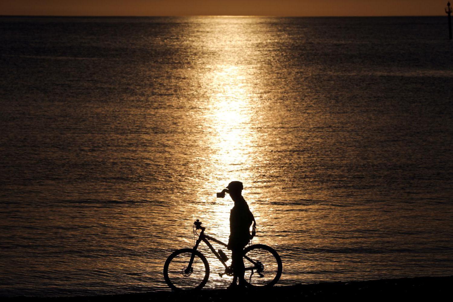 Nacho Doce Pesepeda mengambil foto di pantai Barceloneta pada waktu latihan secara individu diperbolehkan di luar rumah, untuk pertama kalinya sejak pengumuman karantina (lockdown), ditengah pandemi global virus corona (COVID-19), di Barcelona, Span