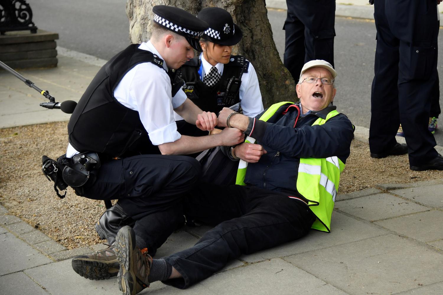 Toby Melville Pengunjuk rasa anti karantina (lockdown) ditahan polisi di London, saat wabah virus corona (COVID-19) masih berlanjut, di London, Inggris, Sabtu (2/5/2020).