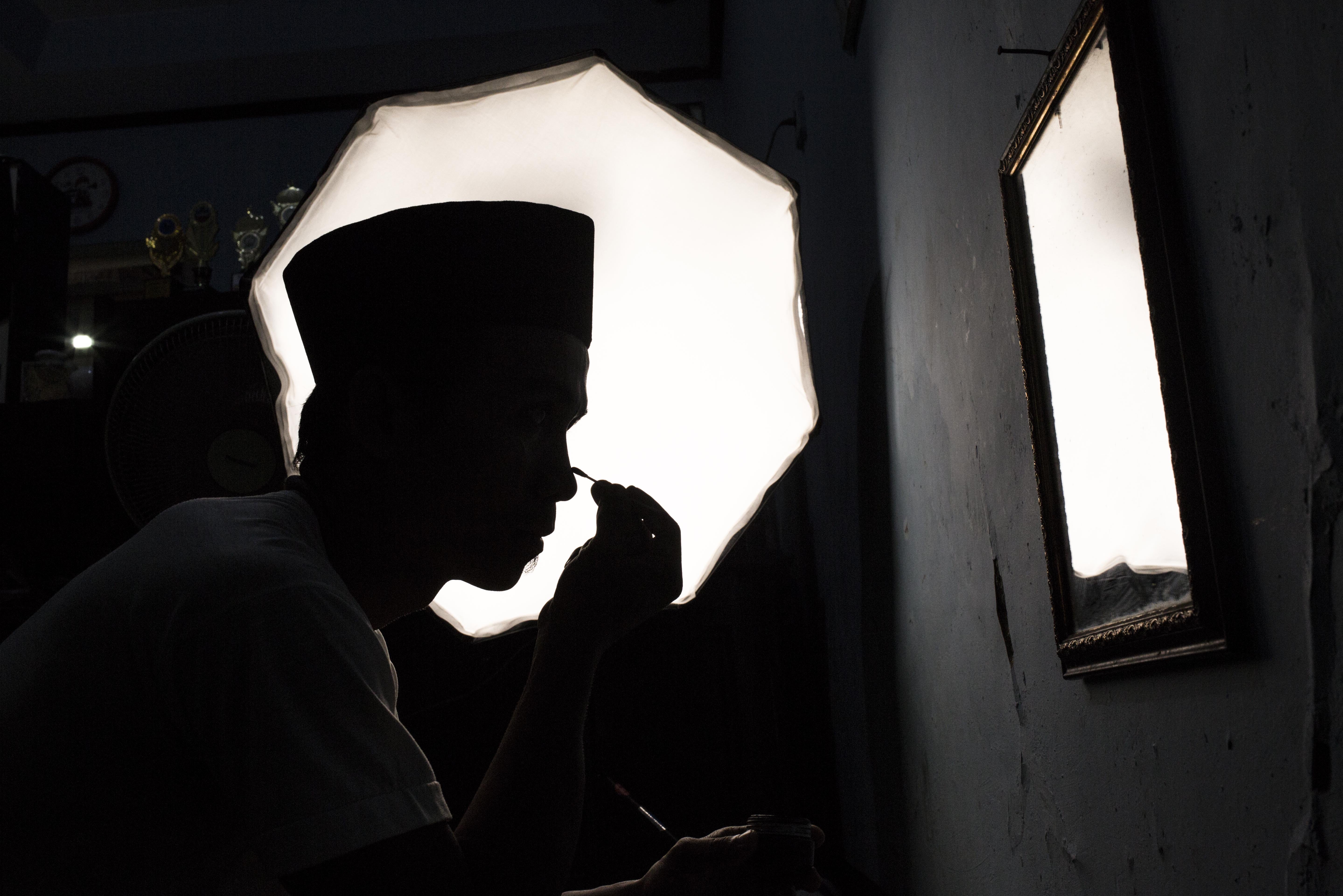 Yahya Edwar Hendrawan (38), sedang merias sebelum mengajar ngaji dengan riasan badut di kediaman rumahnya di Kampung Sudimara Pinang,Tanggerang, Banten, Miinggu (3/5/2020).