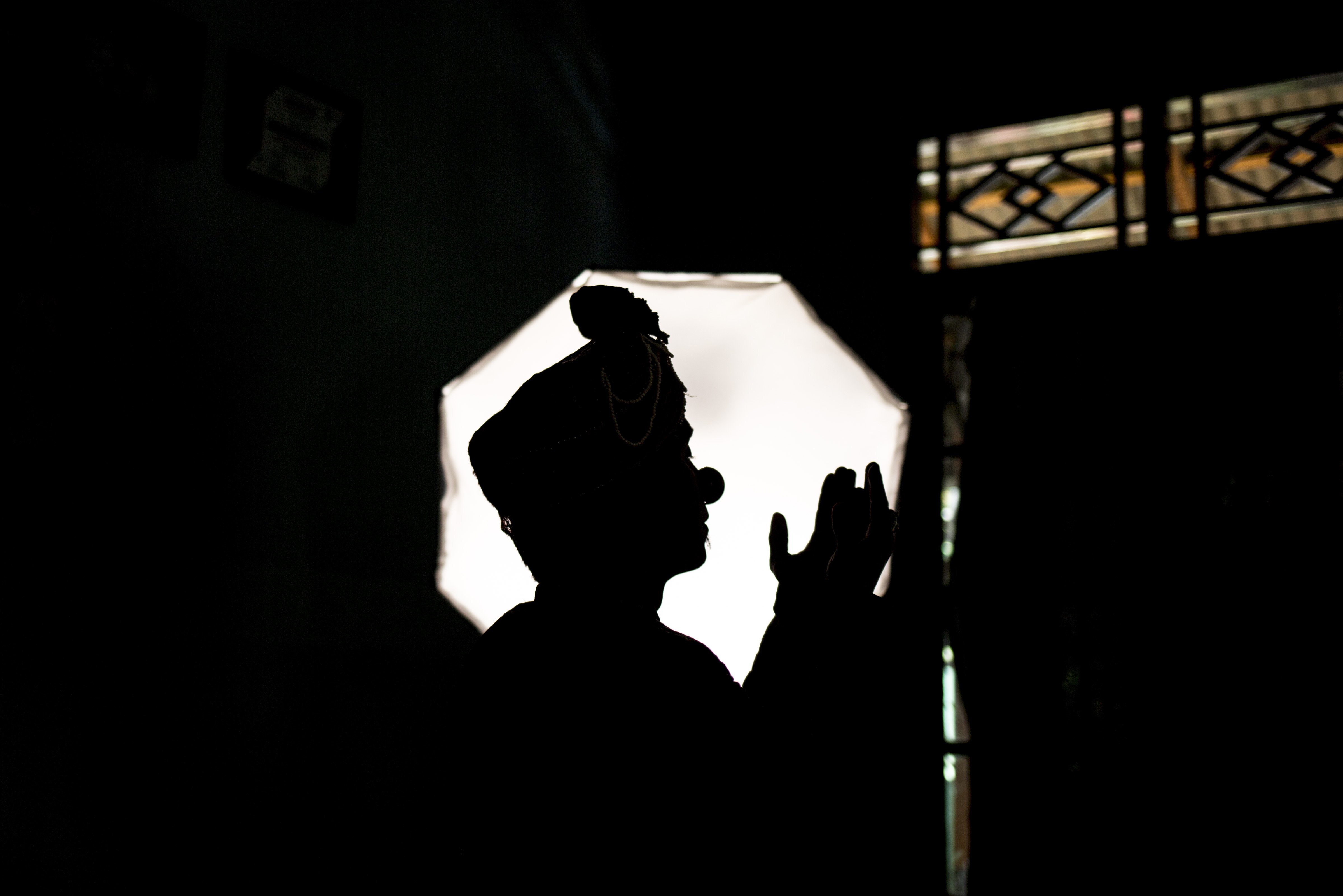 Yahya Edwar Hendrawan (38), memberikan tausiyah dengan riasan badut secara online di kediaman rumahnya di Kampung Sudimara Pinang,Tanggerang, Banten, Miinggu (3/5/2020).