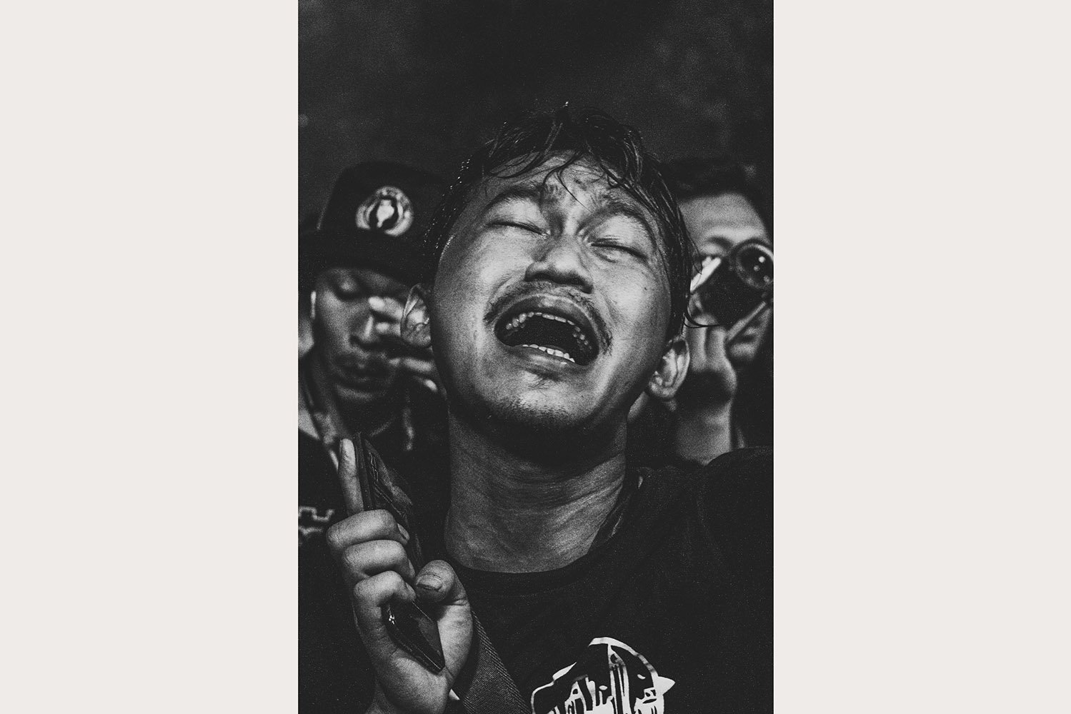 Seorang penggemar menikmati aksi panggung penyanyi campursari Didi Kempot saat konser di Tigaraksa, Tangerang, Banten. 