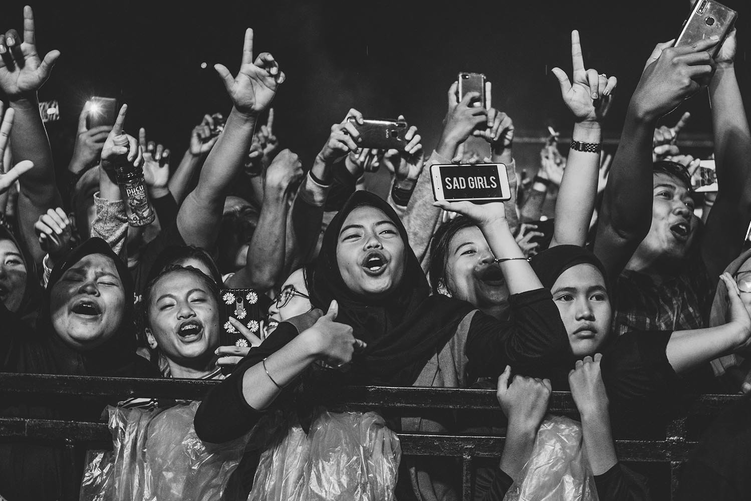 Sejumlah penggemar bergoyang menikmati aksi panggung penyanyi campursari Didi Kempot saat konser di Tigaraksa, Tangerang, Banten. 