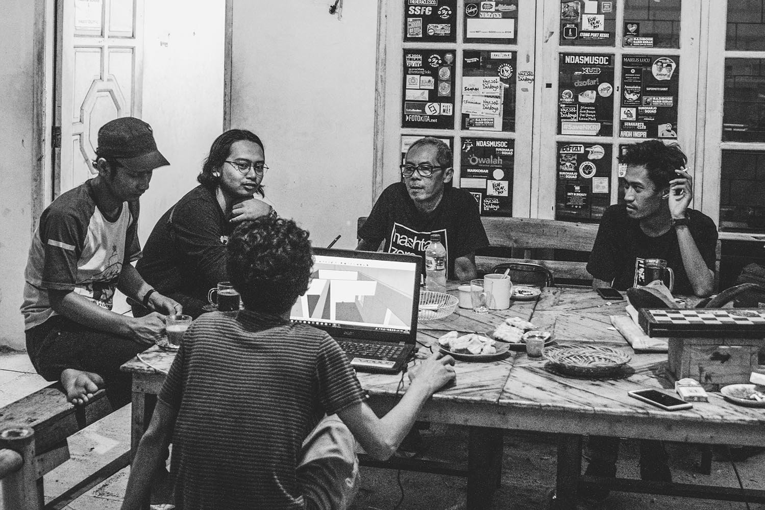Sejumlah penggemar penyanyi campursari Didi Kempot berdiskusi di Rumah Bloger Indonesia, Solo, Jawa Tengah. 