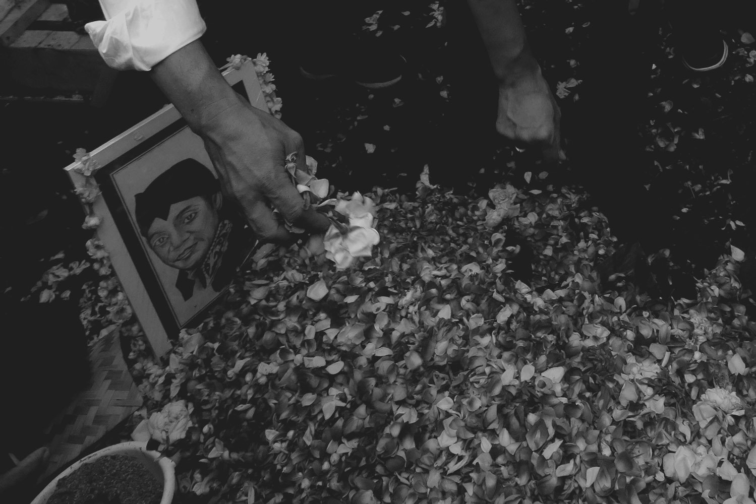 Kerabat menabur bunga di atas pusara almarhum penyanyi campursari Dionisius Prasetyo atau Didi Kempot sesuasi dimakamkan di Tempat Pemakaman Umum Desa Majasem, Ngawi, Jawa Timur, Selasa (5/5/2020). Didi Kempot meninggal di Solo, Jawa Tengah pada usia 53 tahun.

