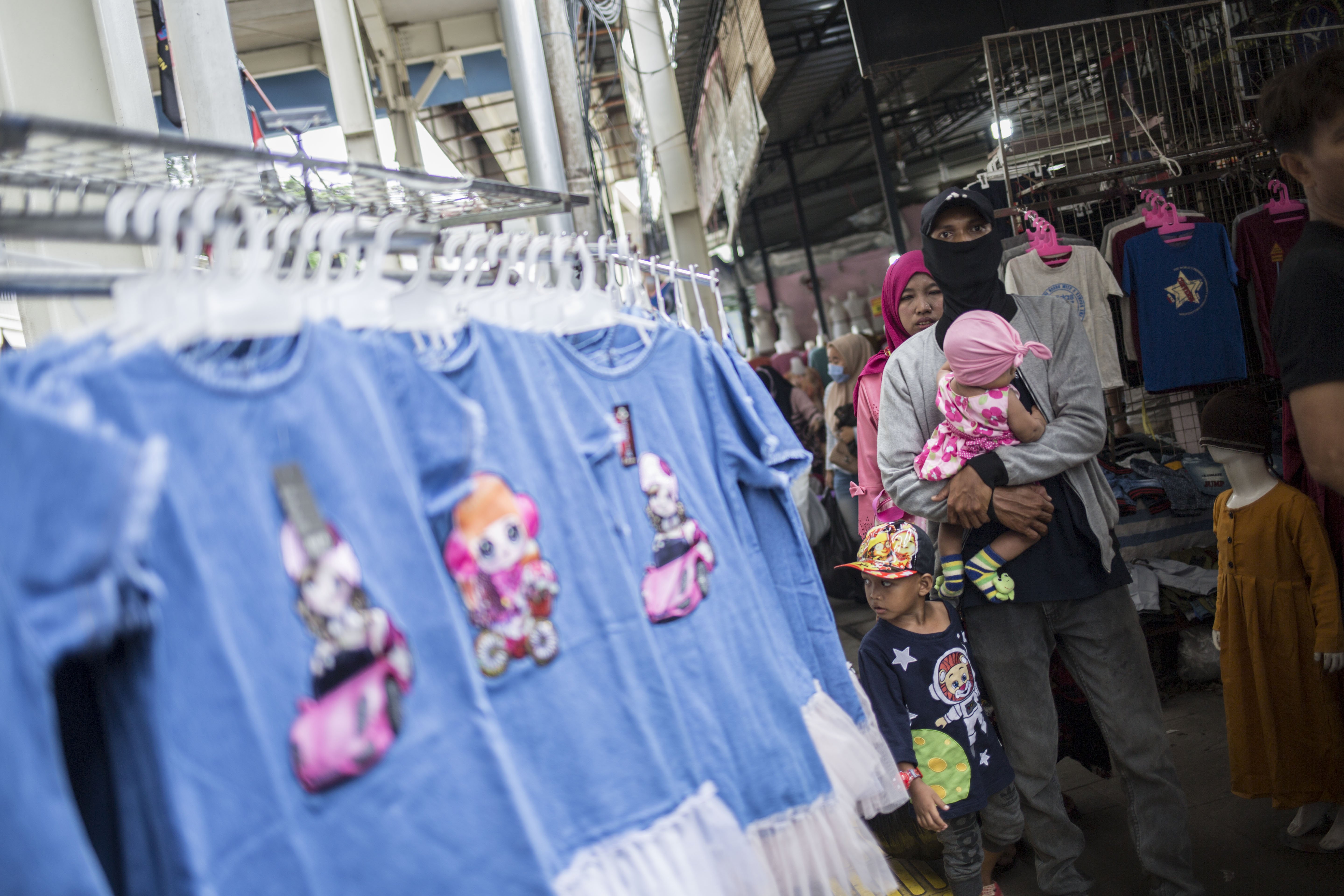 Warga berbelanja pakaian yang dijual pedagang kaki lima di atas trotoar Jalan Jati Baru Raya, Tanah Abang, Jakarta, Senin (18/5/2020). Meski kawasan niaga Pasar Tanah Abang telah tutup selama masa Pembatasan Sosial Berskala Besar (PSBB), namun sebagian pedagang tetap menggelar lapaknya di sejumlah titik seperti di atas trotoar dan di gang perkampungan setempat.