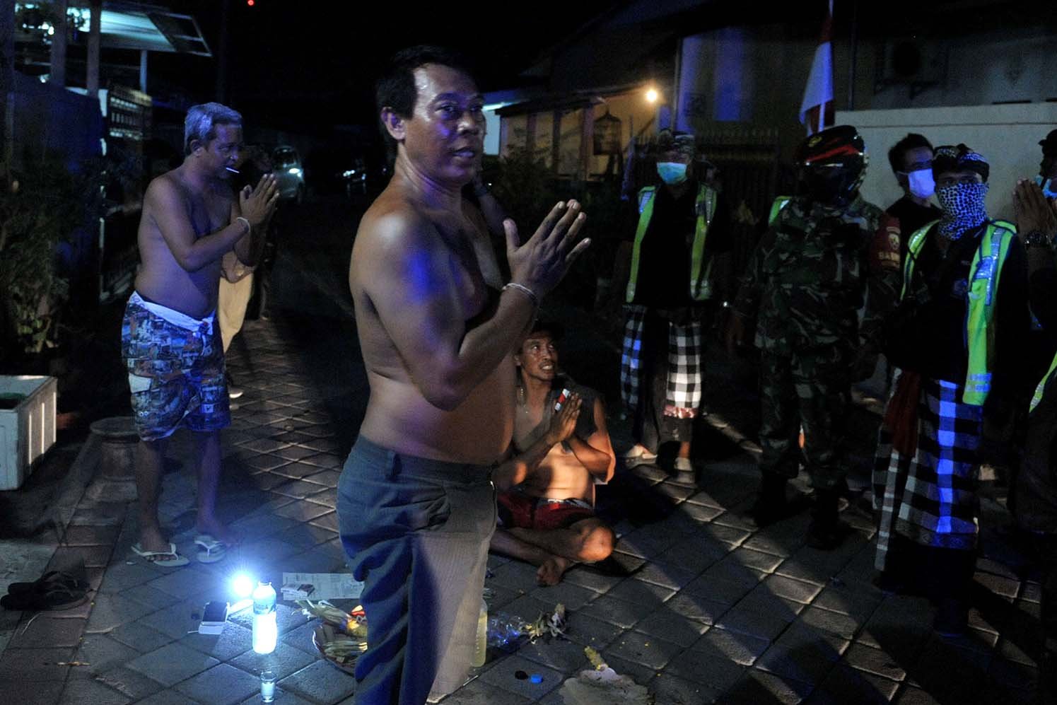 Petugas gabungan meminta warga yang berkumpul di luar rumah untuk membubarkan diri saat kegiatan patroli di wilayah Desa Adat Jimbaran, Badung.