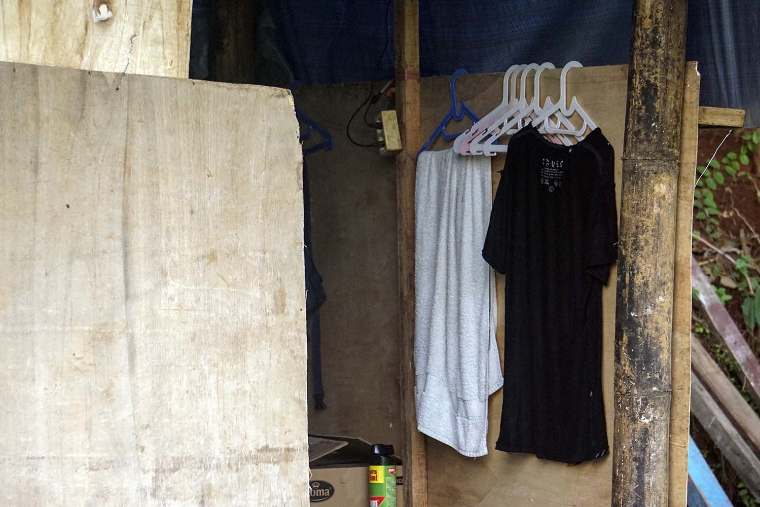 Deretan baju milik Wiranto di gubuk tempat isolasi mandirinya.