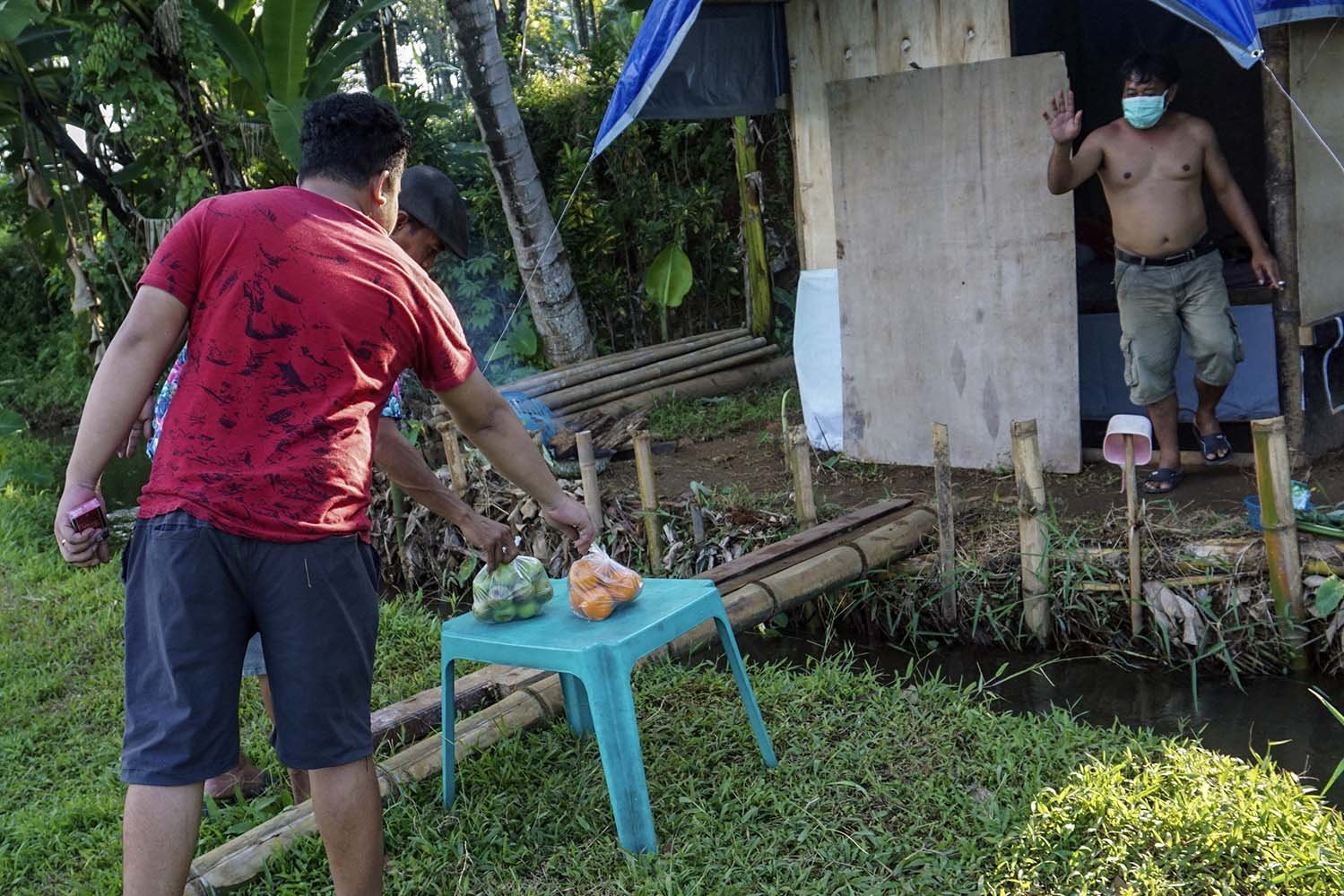 Sejumlah tetangga datang menjenguk dengan membawa buah di gubuk tempat isolasi mandiri Wiranto.