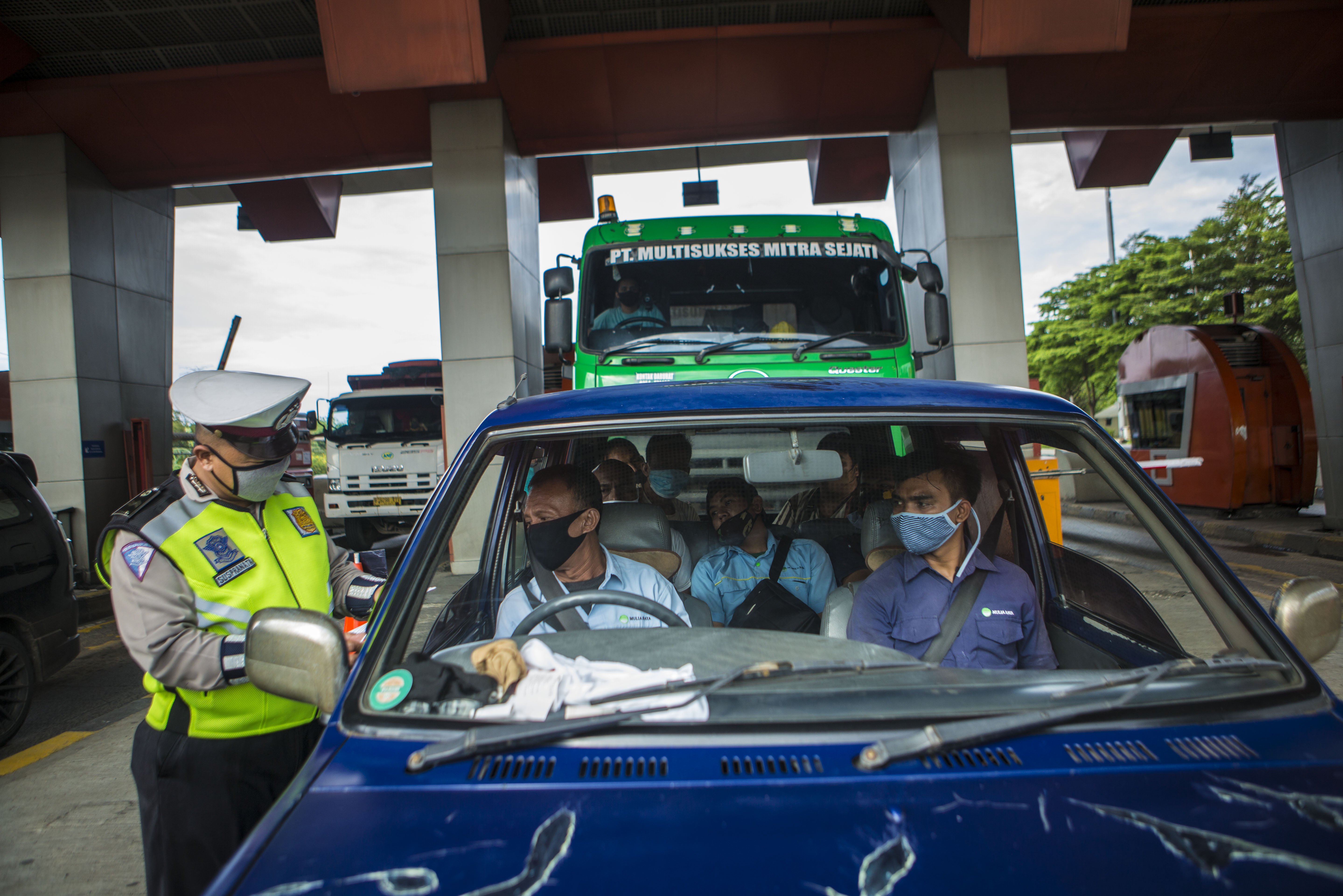 Petugas memeriksa kendaraan di gerbang tol Cikupa, Kabupaten Tangerang, Banten, Kamis (28/5/2020). Petugas memutarbalikkan kendaraan menuju Jakarta yang tidak dilengkapi Surat Ijin Keluar Masuk (SIKM) Jakarta dalam upaya pencegahan penularan COVID-19 sesuai Pergub DKI Jakarta Nomor 47 Tahun 2020.