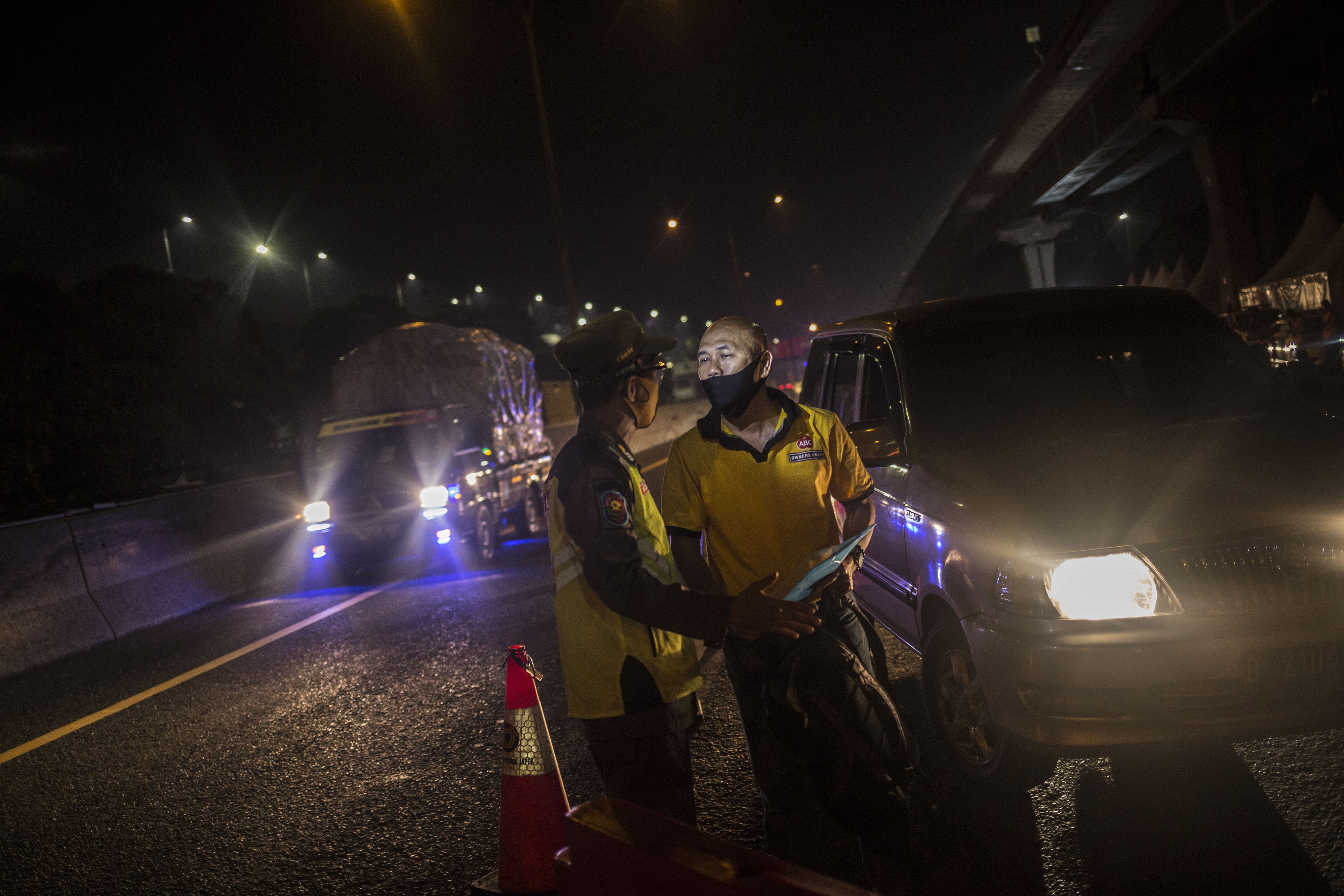 Petugas gabungan memeriksa kendaraan di Tol Jakarta-Cikampek Km 47, Karawang, Jawa Barat, Kamis (28/5/2020). Petugas memutarbalikan kendaraan menuju Jakarta yang tidak dilengkapi Surat Ijin Keluar Masuk (SIKM) Jakarta dalam upaya pencegahan Covid-19 sesuai Pergub DKI Jakarta Nomor 47 Tahun 2020.