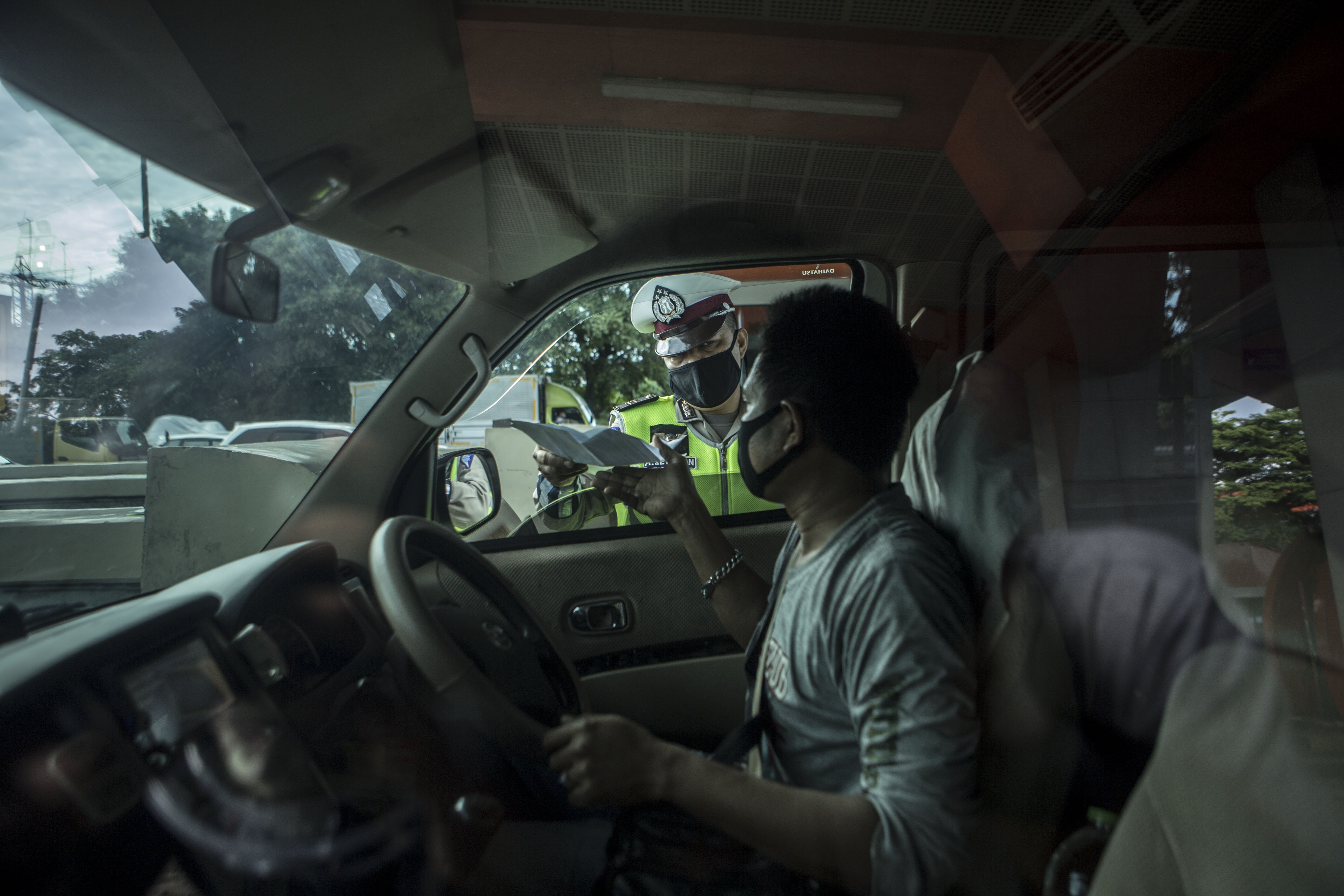 Petugas memeriksa kendaraan di gerbang tol Cikupa, Kabupaten Tangerang, Banten, Rabu (27/5/2020). Petugas memutarbalikkan kendaraan menuju Jakarta yang tidak dilengkapi Surat Ijin Keluar Masuk (SIKM) Jakarta dalam upaya pencegahan penularan COVID-19 sesuai Pergub DKI Jakarta Nomor 47 Tahun 2020.