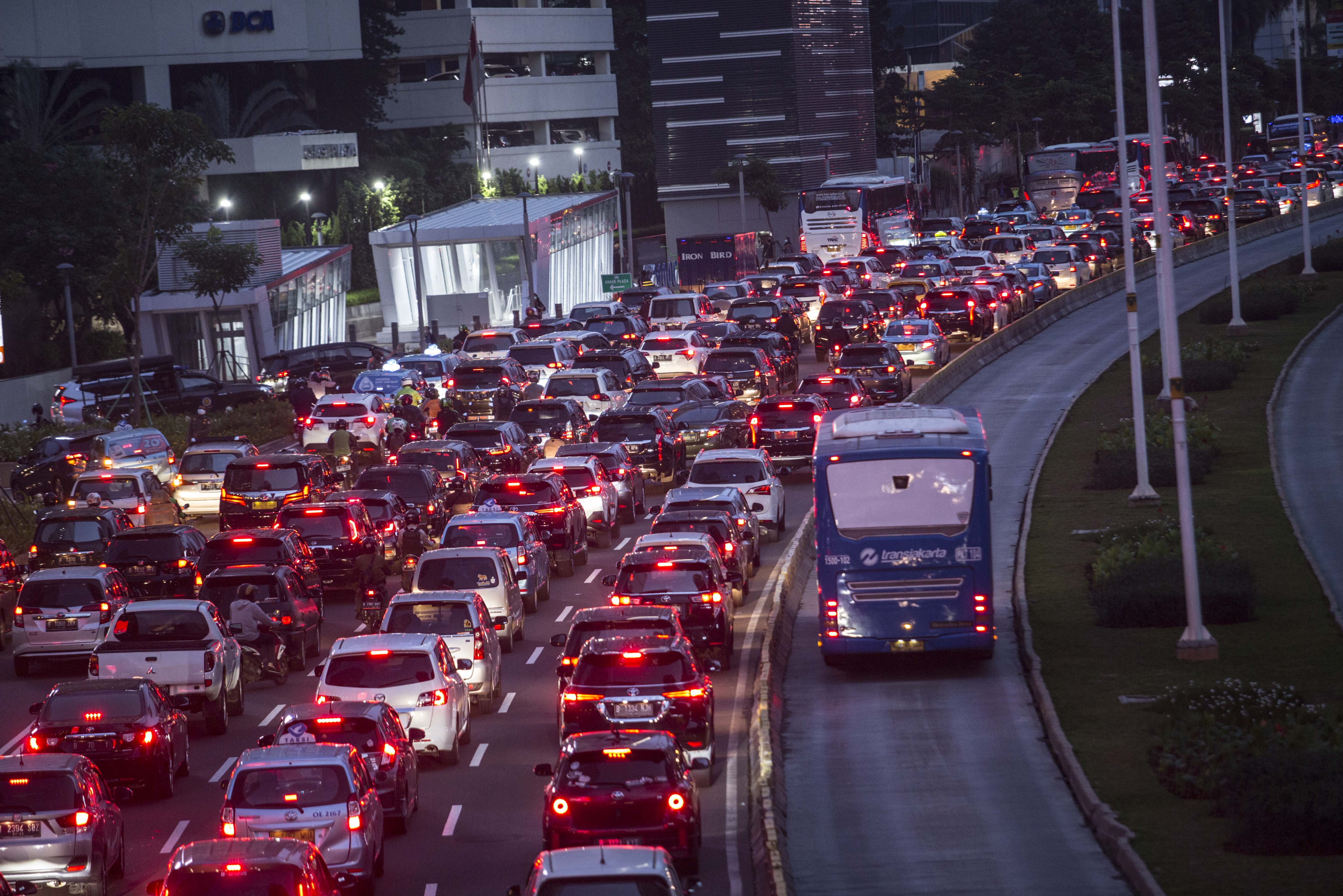 Kendaraan terjebak macet di Jalan Sudirman-Thamrin, Jakarta Pusat, Senin (8/6/2020). Pada hari pertama dimulainya perkantoran pada masa transisi Pembatasan Sosial Bersekala Besar (PSBB), lalu lintas di sejumlah jalan DKI Jakarta terpantau padat hingga terjadi kemacetan.