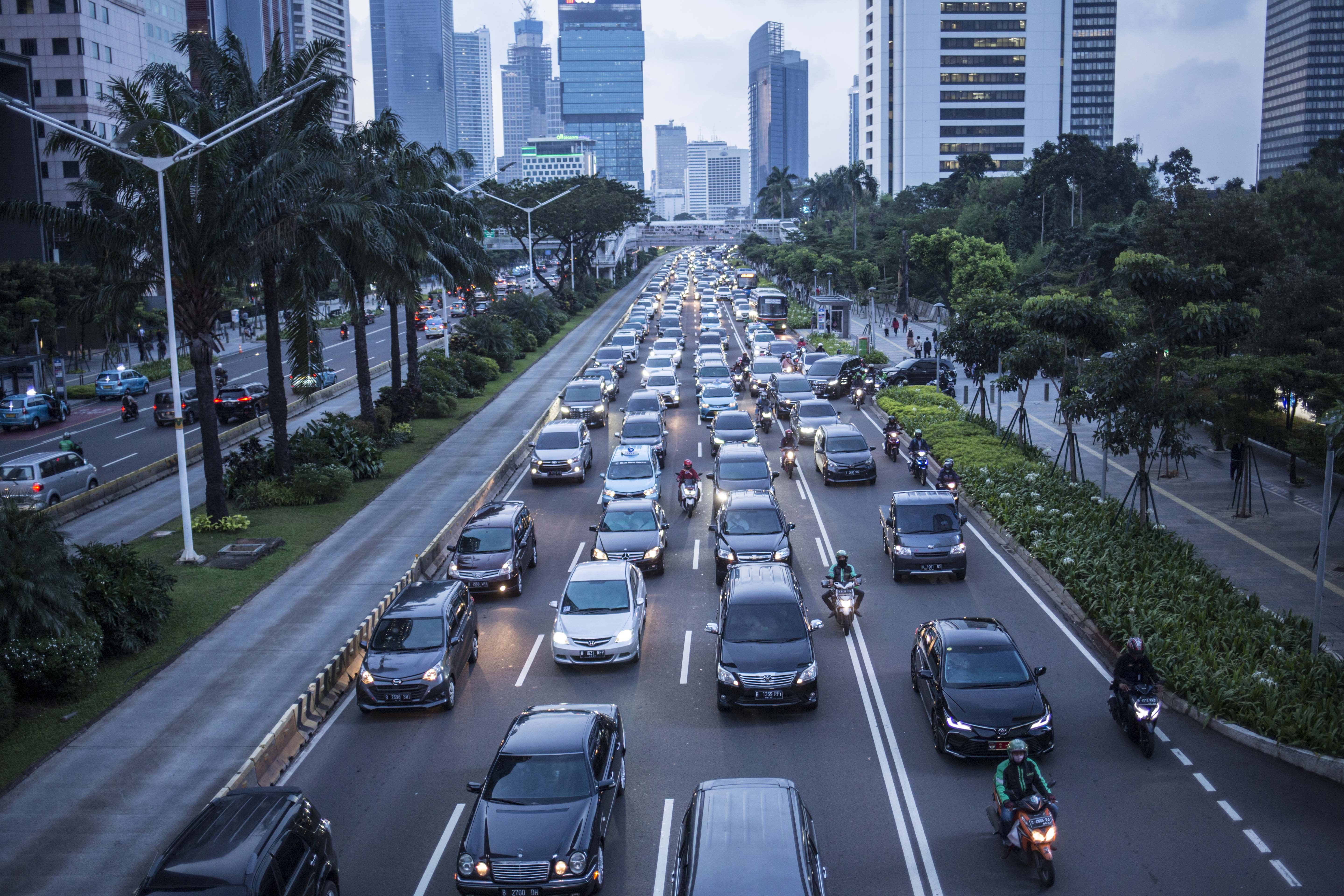 Kendaraan terjebak macet di Jalan Sudirman-Thamrin, Jakarta Pusat, Senin (8/6/2020). Pada hari pertama dimulainya perkantoran pada masa transisi Pembatasan Sosial Bersekala Besar (PSBB), lalu lintas di sejumlah jalan DKI Jakarta terpantau padat hingga terjadi kemacetan.