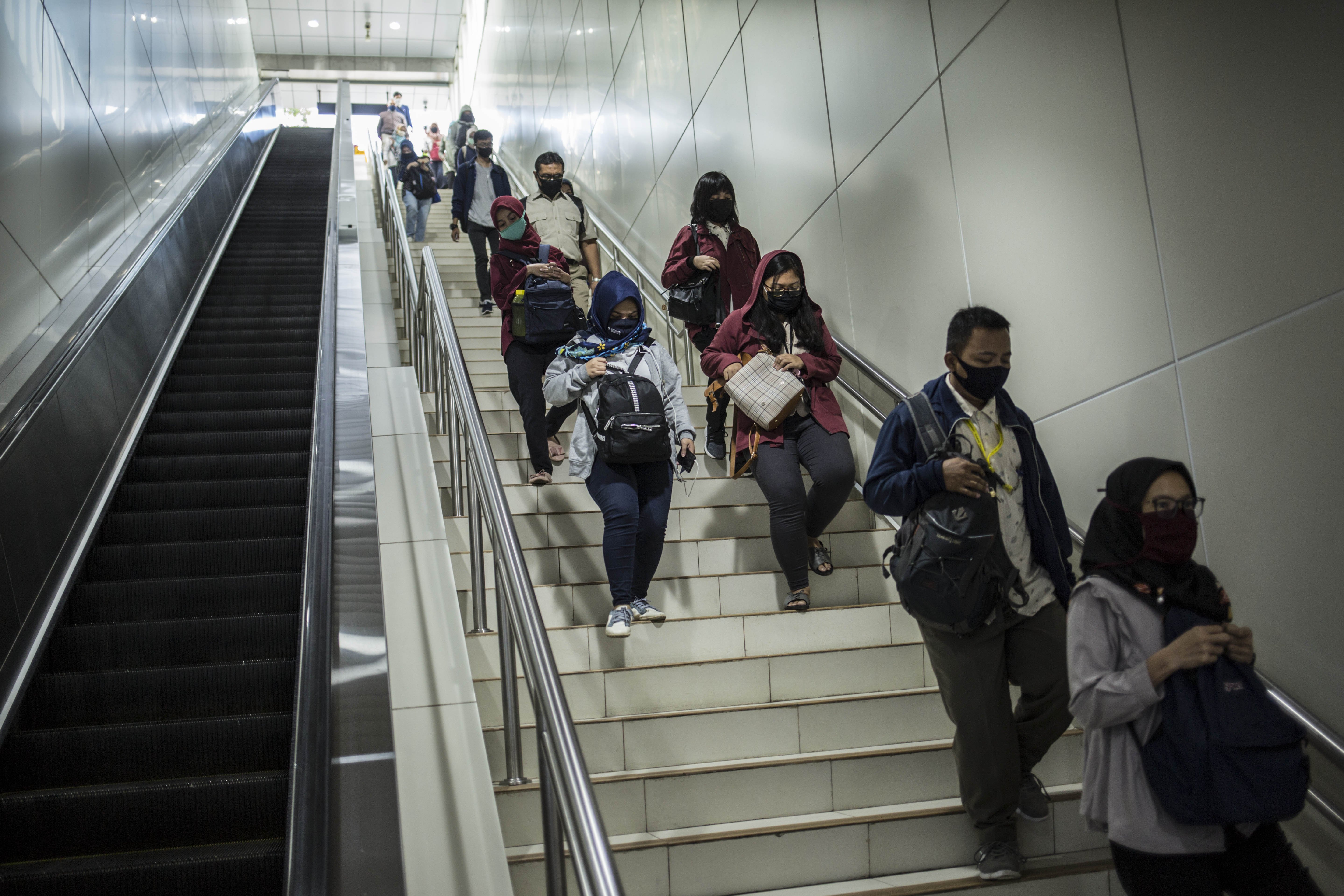 Sejumlah penumpang memasuki Stasiun MRT Bunderan HI, Jakarta Pusat, Senin (8/6/2020). Lonjakan penumpang terjadi saat hari pertama dimulainya aktifitas perkantoran di Jakarta pada masa transisi Pembatasan Sosial Bersekala Besar (PSBB).