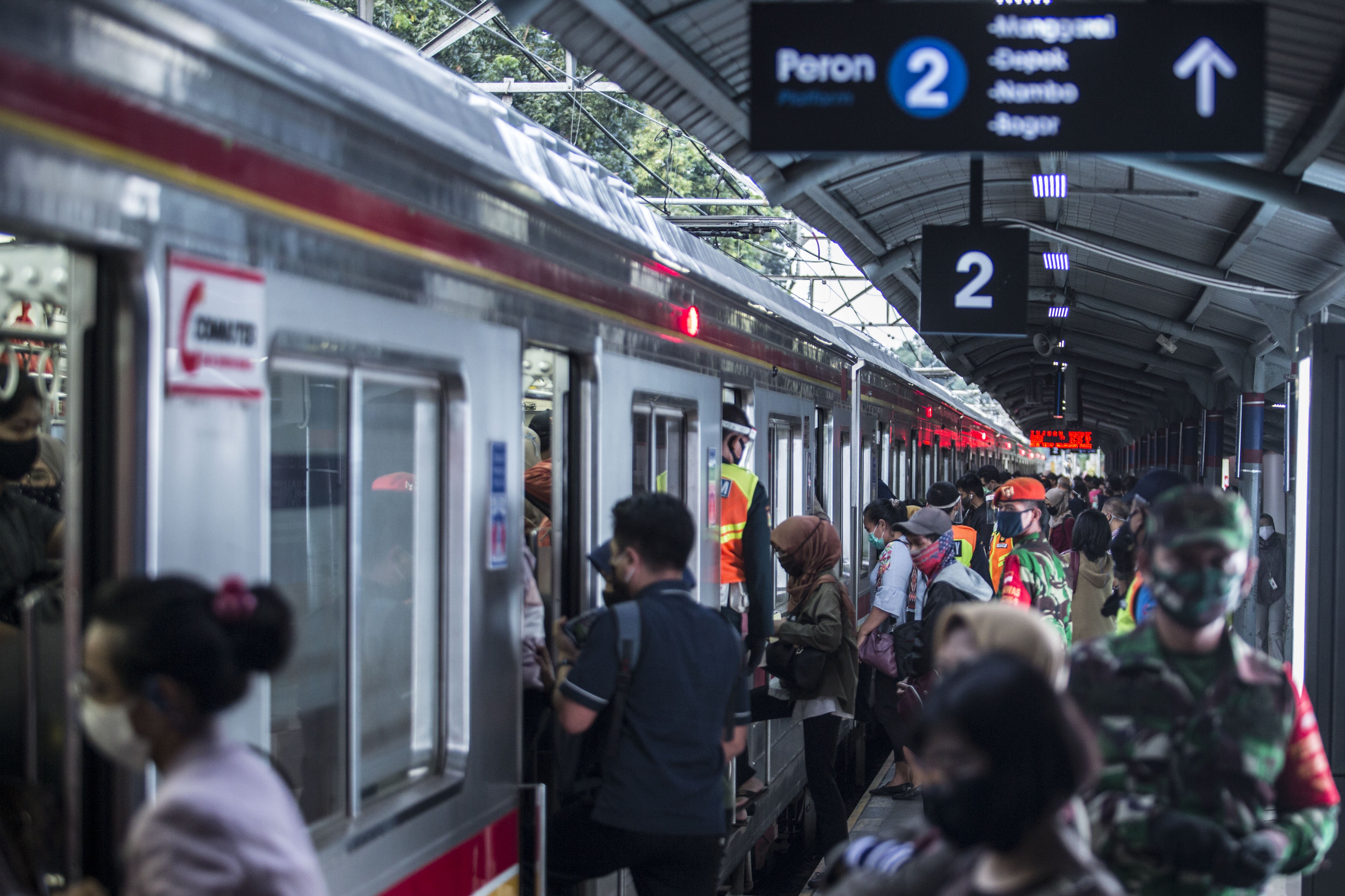 Sejumlah penumpang saat menunggu giliran menaiki KRL di Stasiun Sudirman, Jakarta Pusat, Senin (8/6/2020). Lonjakan penumpang terjadi saat hari pertama dimulainya aktifitas perkantoran di Jakarta pada masa transisi Pembatasan Sosial Bersekala Besar (PSBB).
