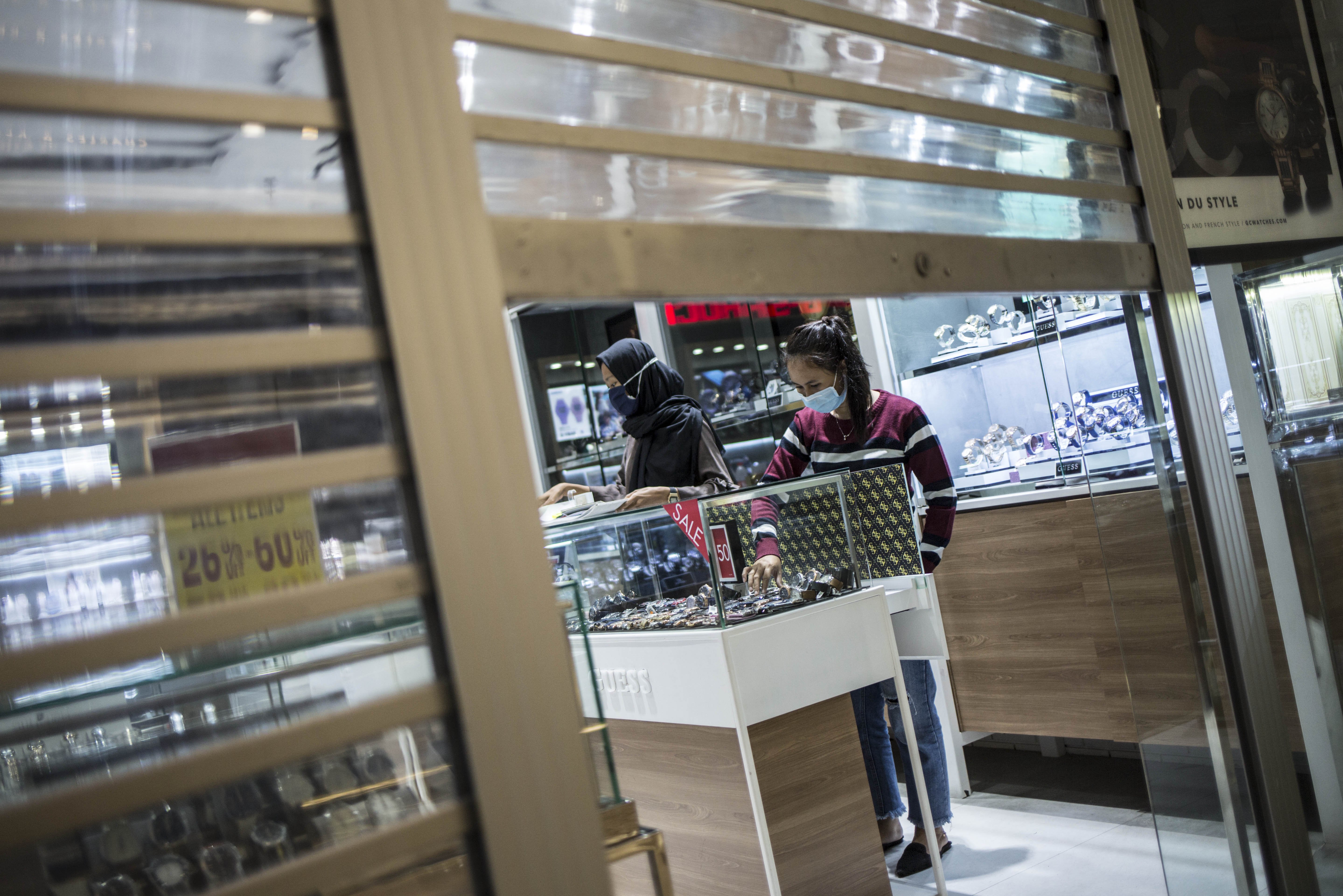 Pekerja merapikan toko di Mall Senayan City, Jakarta Pusat, Selasa (9/6/2020). Mall di DKI Jakarta akan beroperasi kembali pada masa transisi Pembatasan Sosial Bersekala Besar (PSBB) dengan menerapkan protokol kesehatan dan pembatasan jumlah pengunjung hingga 50 persen dari kapasitas total.