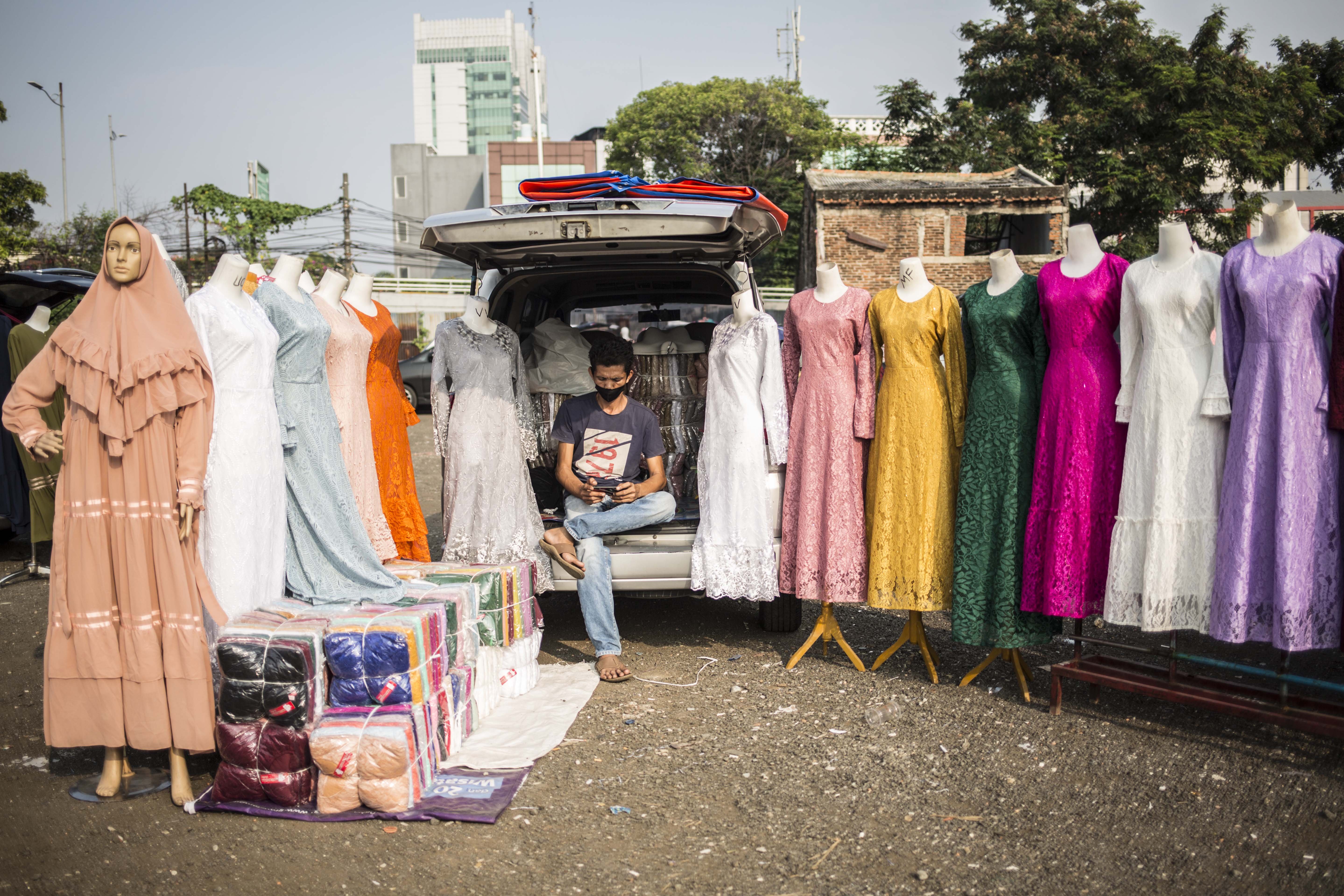 Pedagang menunggu pembeli di Pasar Tasik, Cideng, Jakarta, Kamis (11/6/2020). Sempat ditutup sejak April lalu, kini Pasar Tasik kembali buka pada masa transisi Pembasatan Sosial Bersekala Besar (PSBB) dengan menerapkan protokol kesehatan serta pembatasan jumlah pengunjung.
