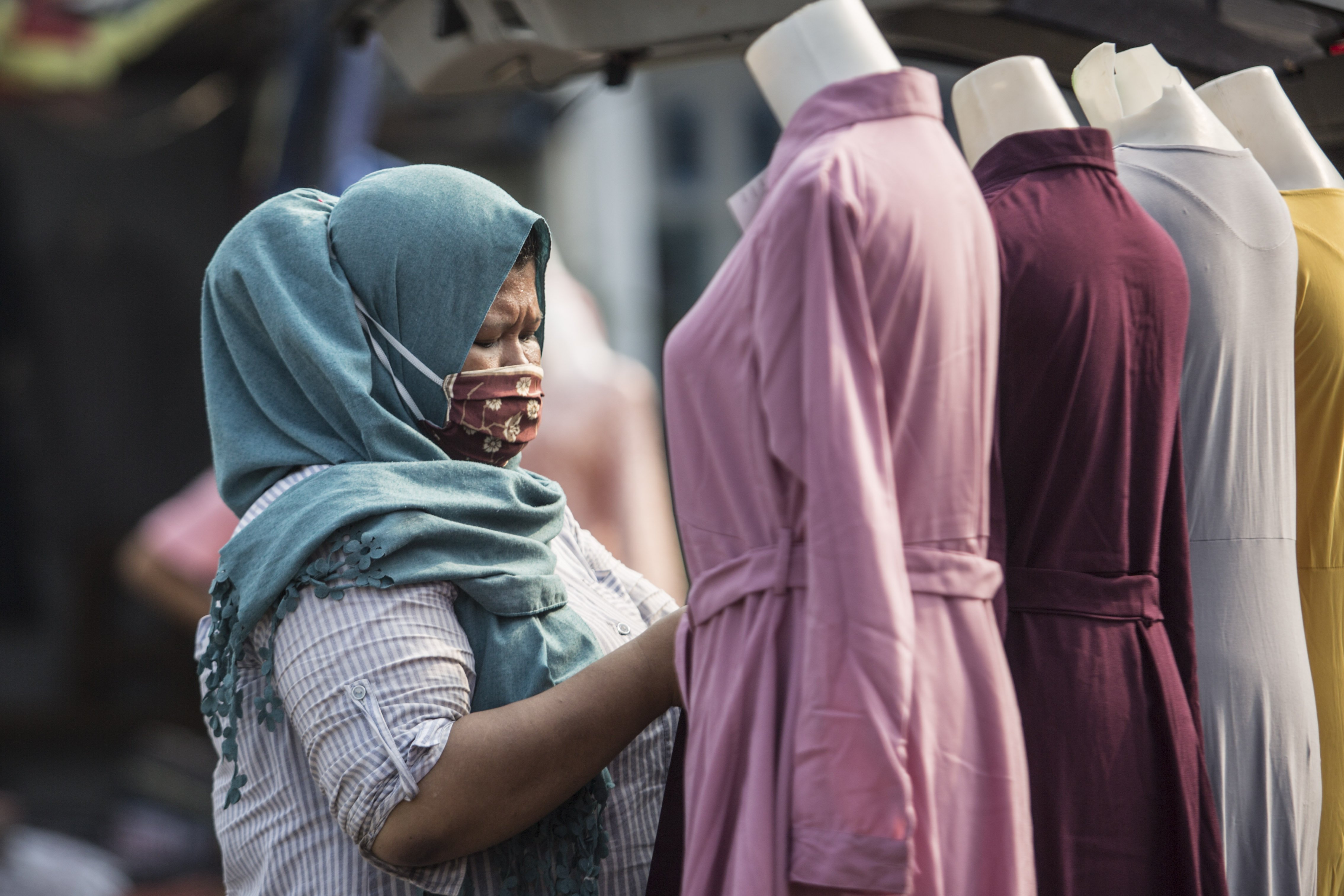 Pedagang pakaian membereskan dagangannya di Pasar Tasik, Cideng, Jakarta, Kamis (11/6/2020). Sempat ditutup sejak April lalu, kini Pasar Tasik kembali buka pada masa transisi Pembasatan Sosial Bersekala Besar (PSBB) dengan menerapkan protokol kesehatan serta pembatasan jumlah pengunjung.